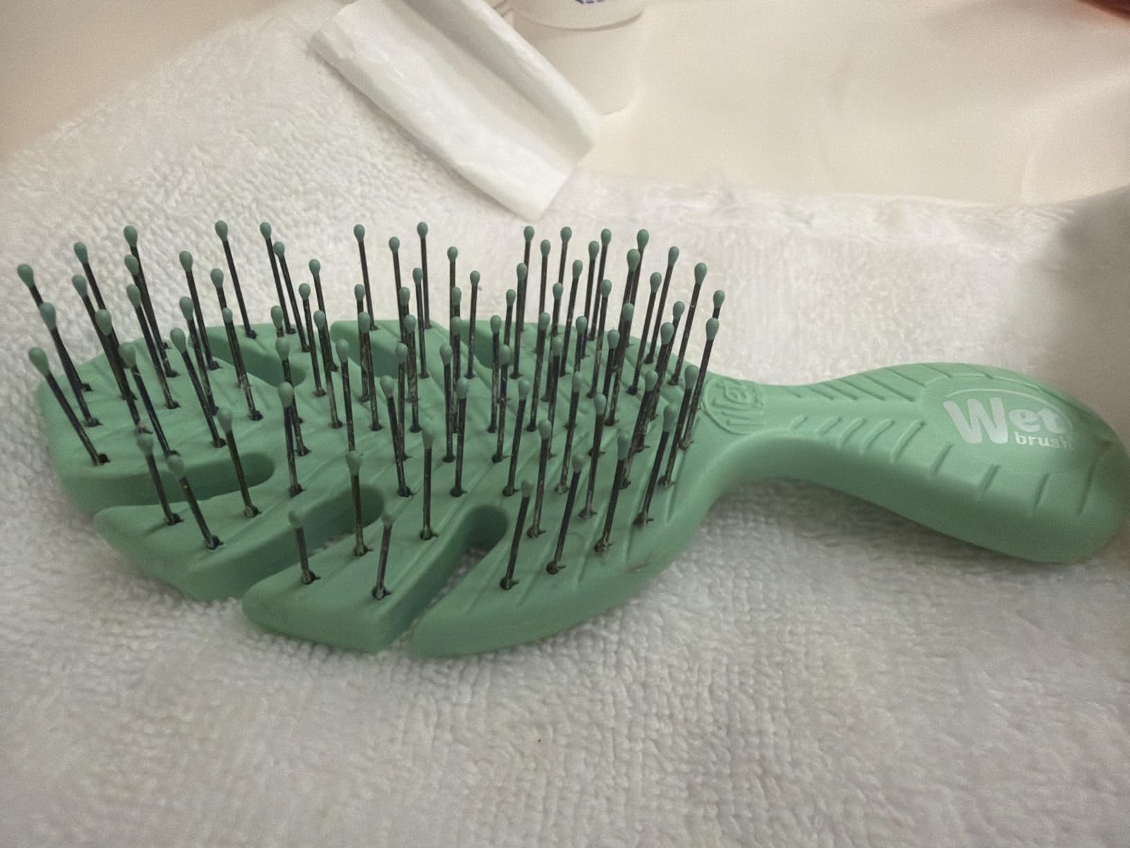 Wet Brush Go Green Mini Detangler, Green - Detangling Travel Hair Brush - Ultra-Soft IntelliFlex Bristles Glide Through Tangles & Gently Loosens Knots While Minimizing Pain, Split Ends & Breakage