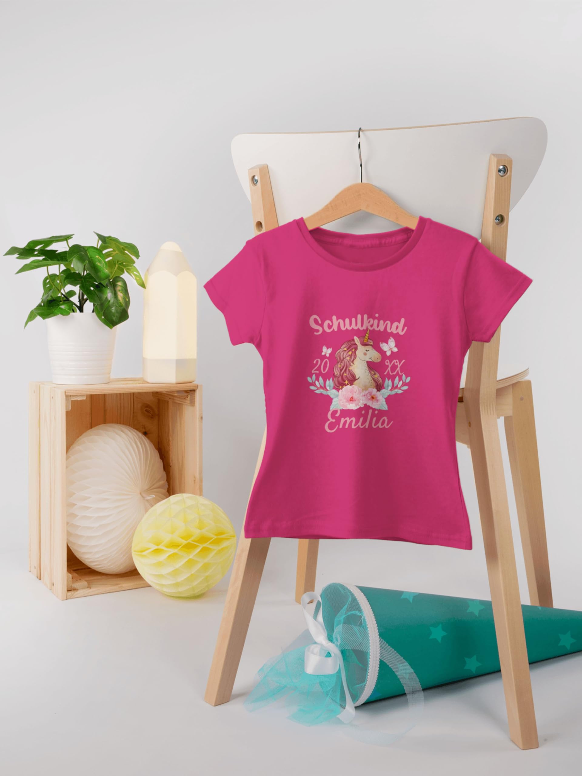 Geschenk mit Namen personalisiert by Shirtracer - T-Shirt Mädchen - Einschulung - Schulkind Einhorn 2026