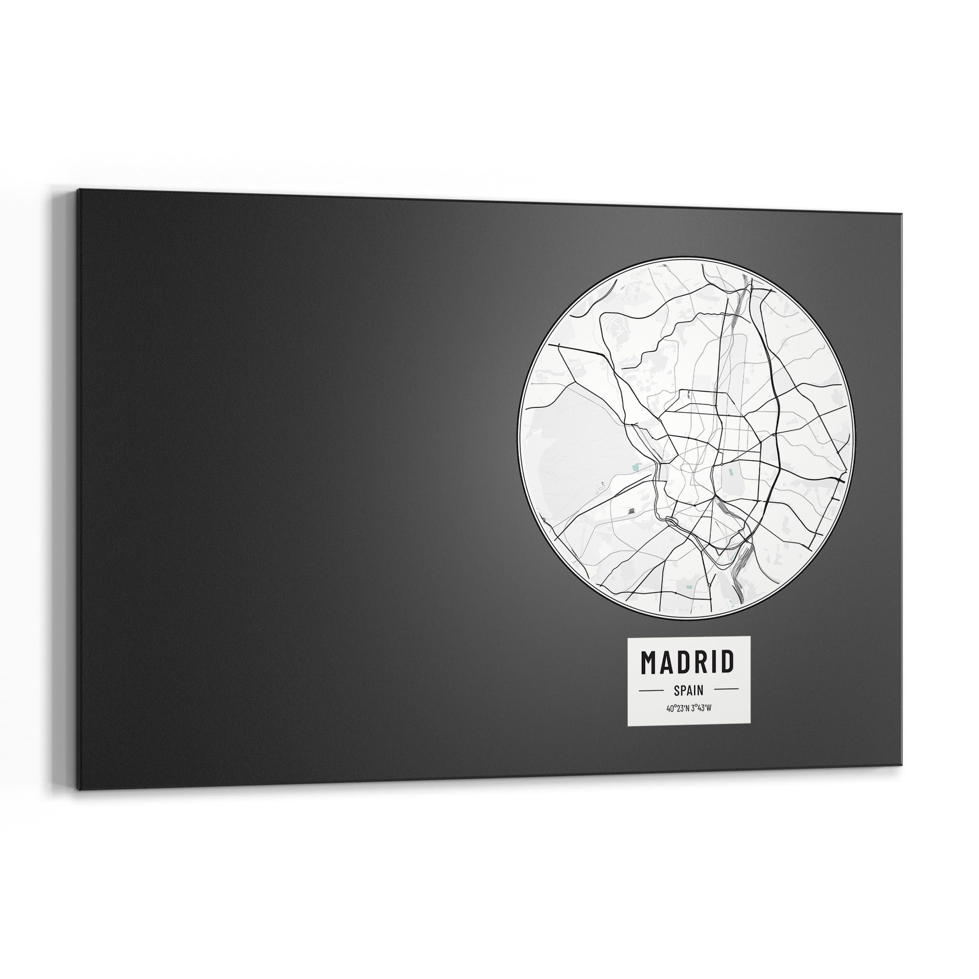 DEQORI Magnetyczna tablica do pisania kredą z nadrukiem UV | motyw "mapa miasta Madrytu" | prostokątna 90 x 60 cm | metalowa tablica kredowa do pisania – dekoracja ścienna do kuchni, korytarza, pokoju