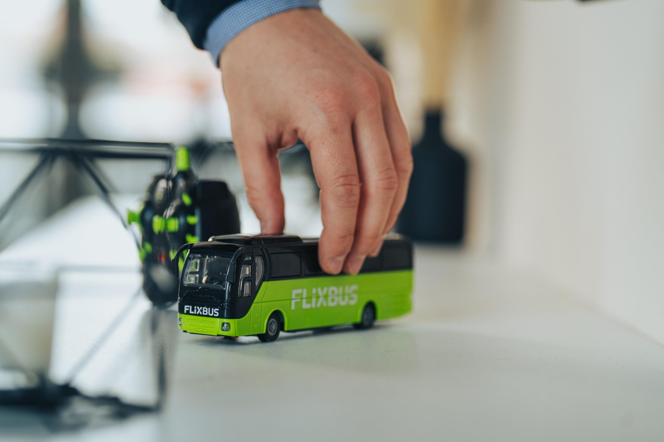 Carson 1:64 Flixbus 2,4 GHz 100% RTR - 100% prêt à Rouler, Bus Jouet, Voiture Jouet, Voiture télécommandée, pour Enfants à partir de 3 Ans, autonomie env. 80 Min, Bus RC, télécommandé