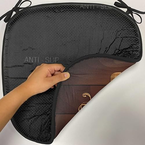 Miniatura 5 de Lunarable Juego de 4 cojines para silla del oeste, diseño de letrero de madera y adornos rizados en una pared de madera, estampado clásico de barra