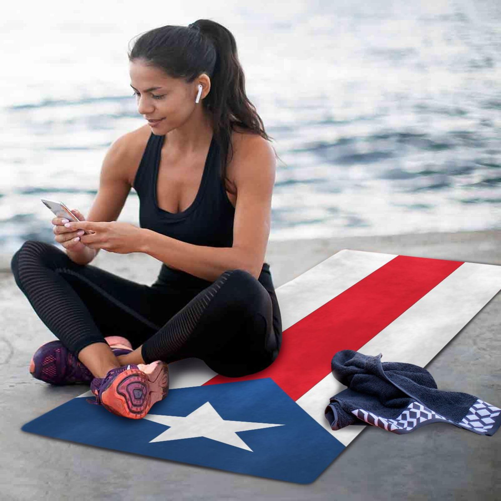 Esterilla de yoga de viaje con estampado rojo nacional de Puerto Rico con bandera de Puerto Rico, plegable, ligera, gruesa de 1 mm para exteriores, antideslizante, con bolsa de yoga para ejercicio