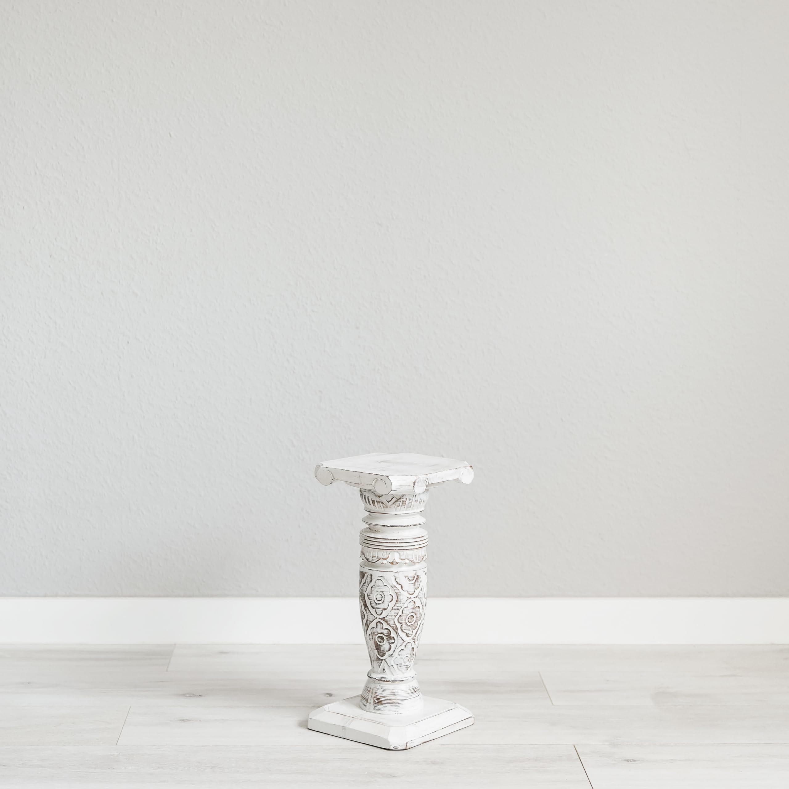 livasia edle Blumensäule Holz im Antik-Look – 40cm – Dekosäule aus Albiziaholz, Handgefertigt, Nachhaltig und Einzigartig aus Bali, Perfekt für Wohnzimmer, Flur oder Garten (Weiß)
