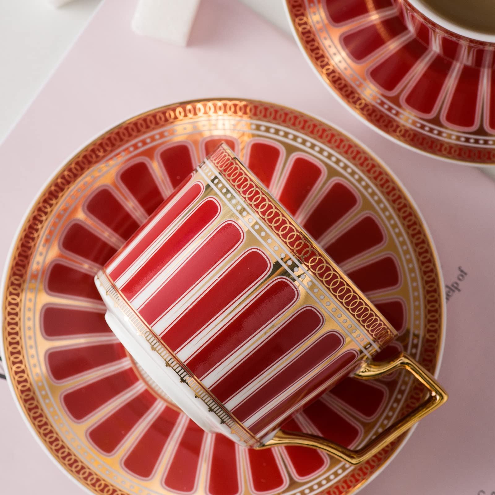 Zestawy filiżanek do kawy z ceramiki w stylu europejskim, 200 ml Kościany porcelany z eleganckim szkliwieniem w kolorach czerwono-złotych, zestaw do herbaty na popołudniowe spotkania, zestaw do