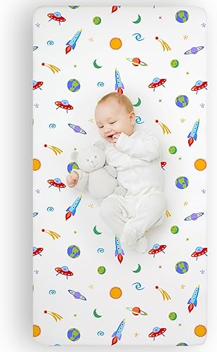 Wildkin Sábana bajera para cuna 100% microfibra para niños, suave y transpirable, fuera de este mundo