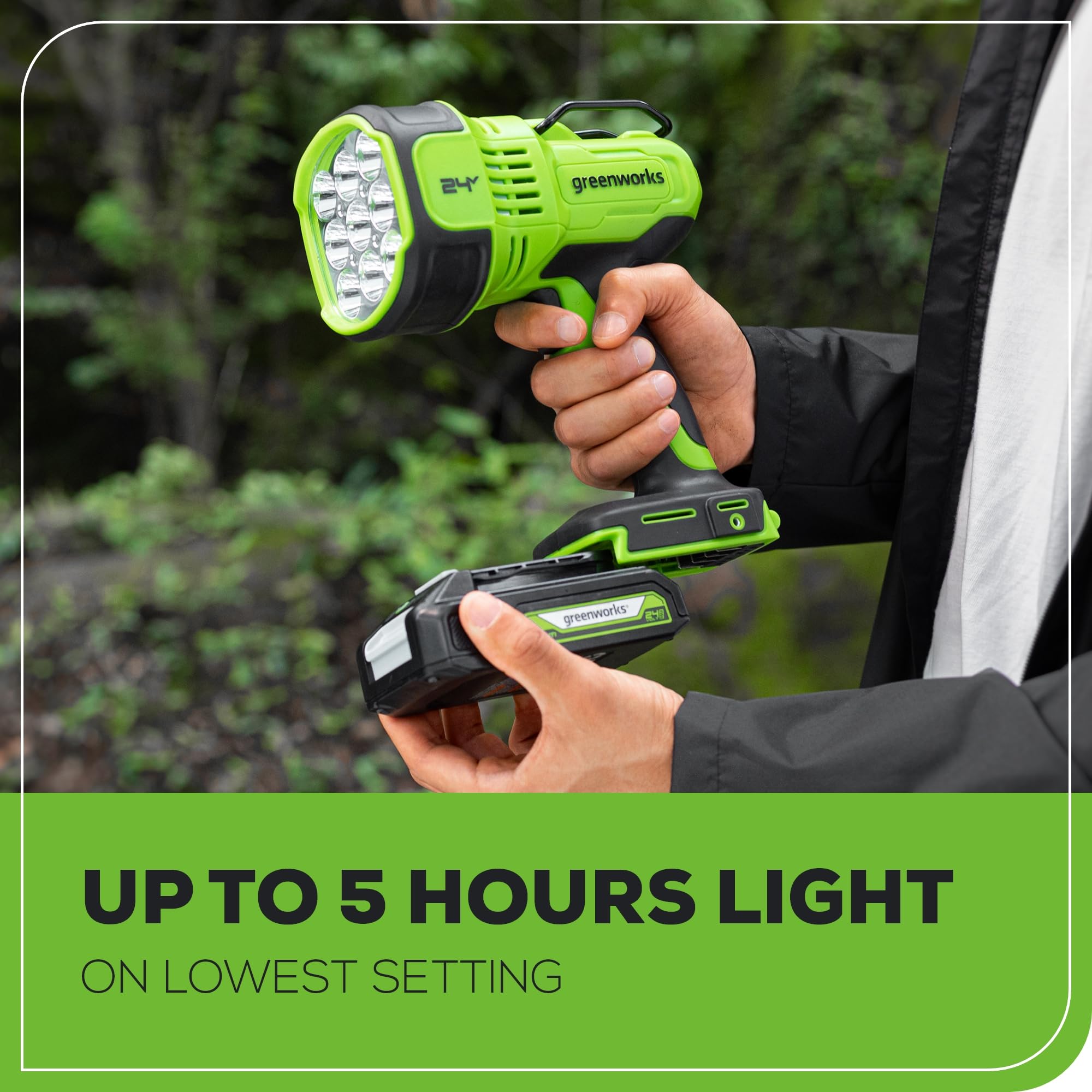 Greenworks Faro a LED da 24 V con portata di 765 yard, luce di lavoro wireless da 3000 lumen con batteria da 2 Ah e caricatore