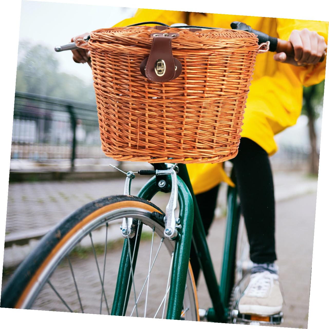 FOMIYES Cestino per Bicicletta Anteriore in Vimini Marrone con Coperchio e Manico, Cestino Intrecciato Resistente per Bici da Città e Mountain Bike