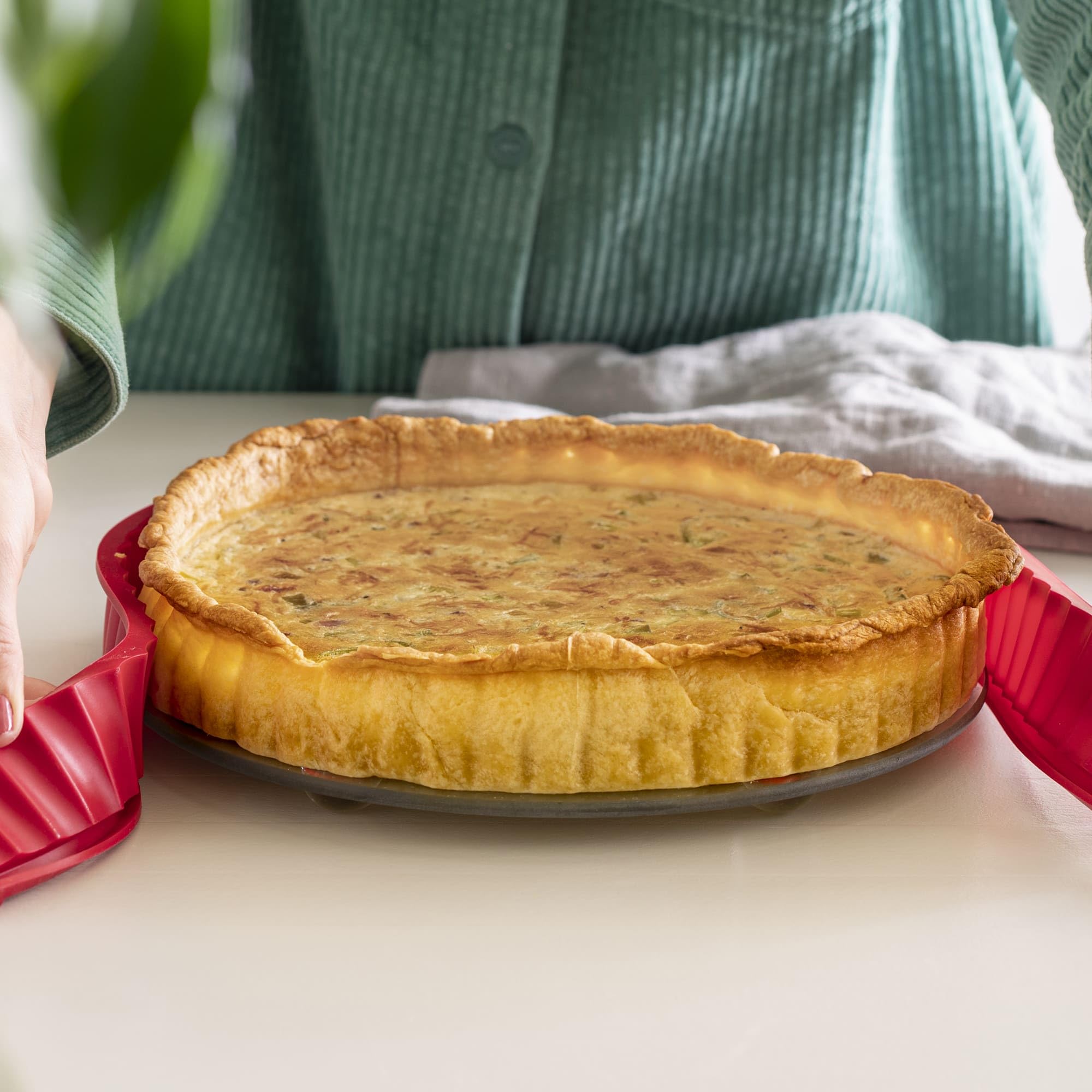 coox Quicheform mit Glasboden ⌀ 26 cm und Glasfüßen in Rot, perfekt backen und direkt auf dem Glasboden servieren und schneiden