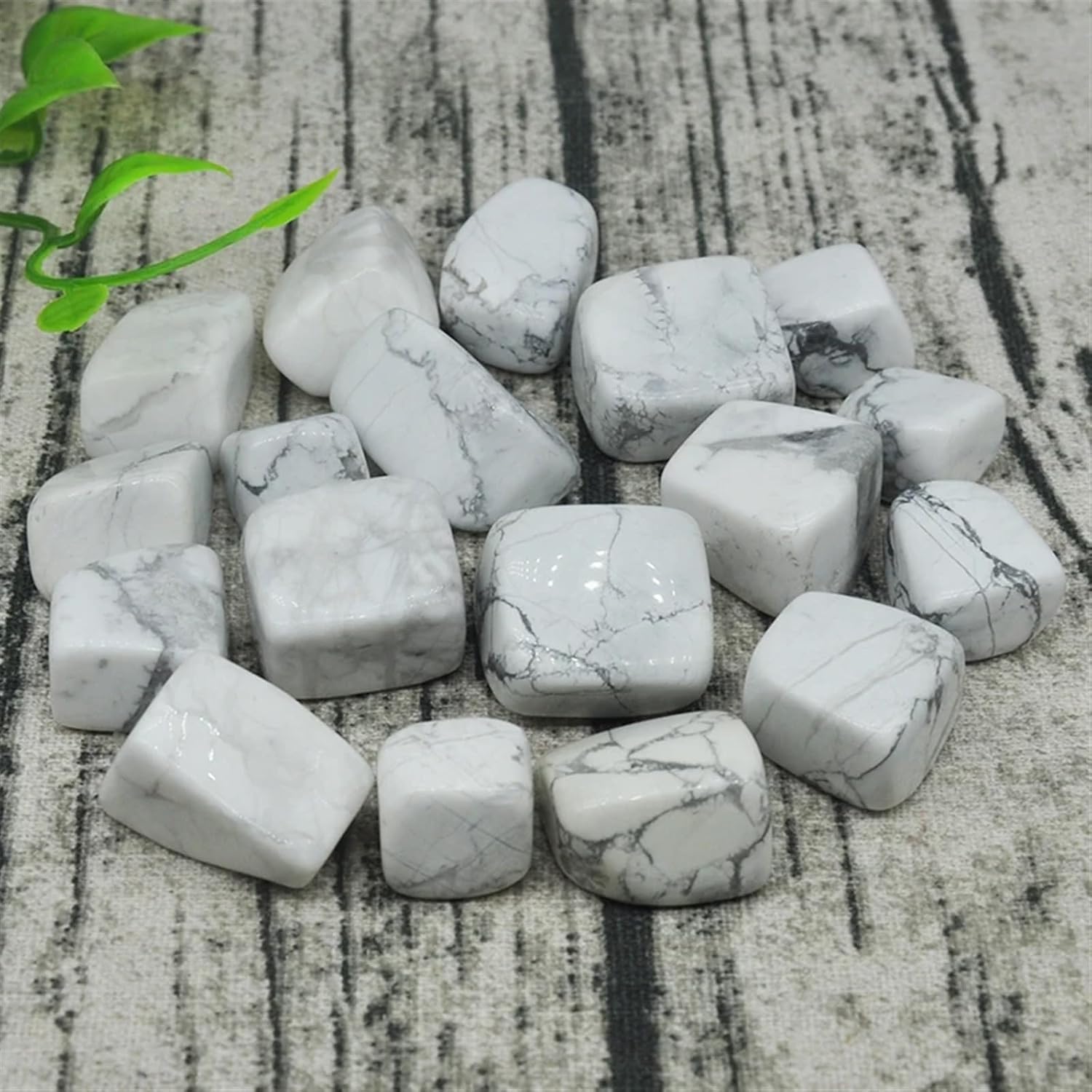 AtkitS Natural White Howlite Turquoise Gravel Specimen Size Irregular Tumbled Stones Reiki Healing Crystals Quartz Mineral Aquarium Home Decor (Size : 500g)