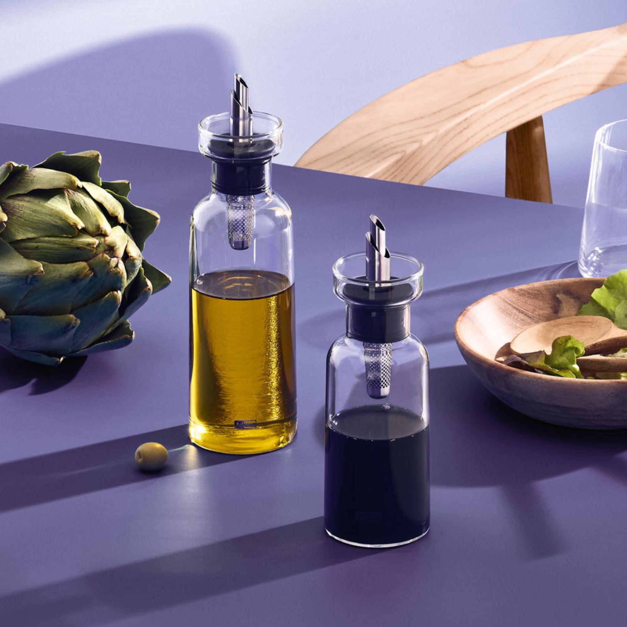 AdHoc AromaPour Ölflasche und Essigspender mit passendem Holz Untersetzer | Mit PreciseFlow Ausgießer aus Edelstahl für tropffreies Dosieren, Premium Geschenkset aus 2x 300ml Glasspender und Tablett