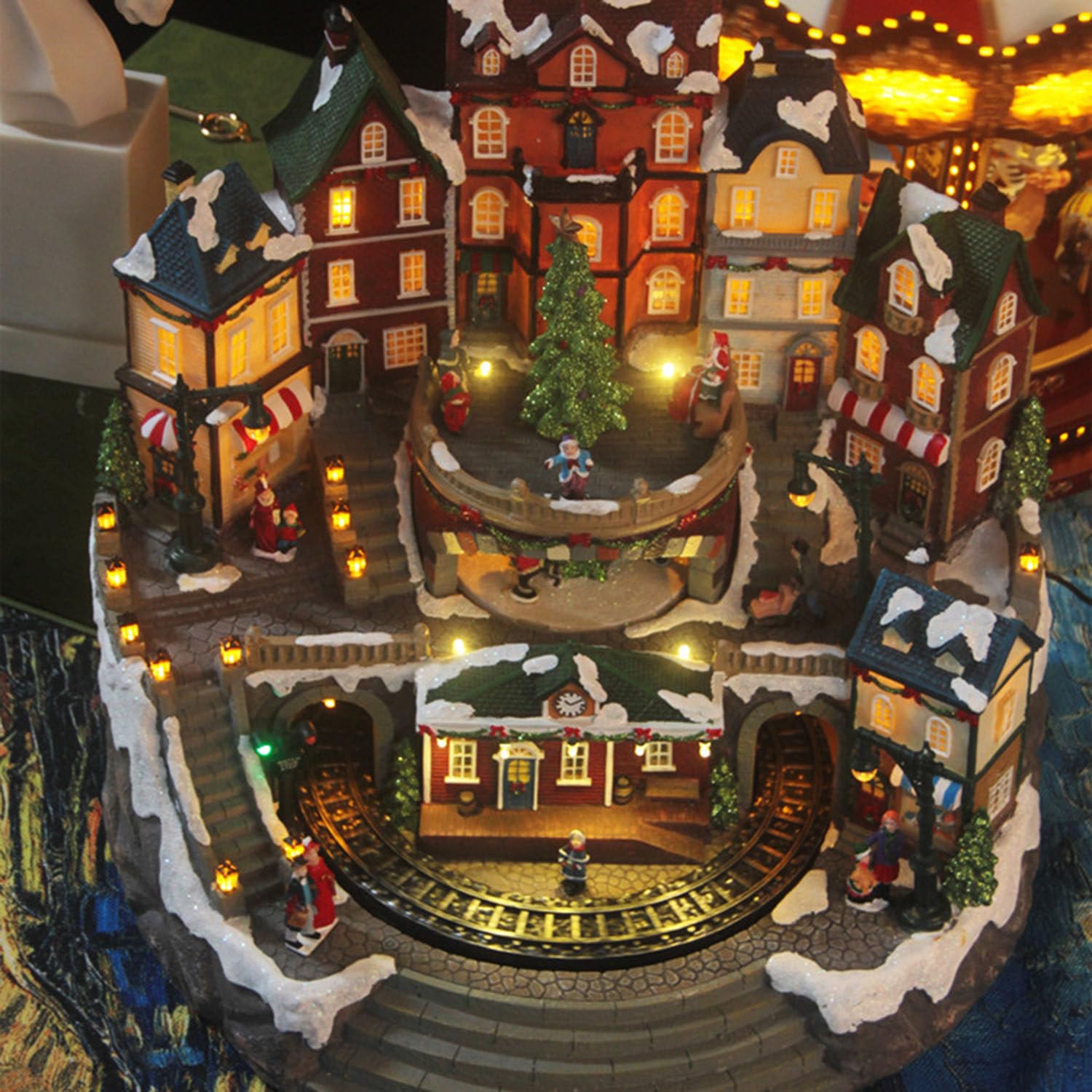 Edifici del Villaggio di Natale con Treno Girevole e Albero di Natale Girevole con luci LED Colorate e Musica Natalizia per Decorazioni da Tavolo per Le Feste di Natale al Chiuso