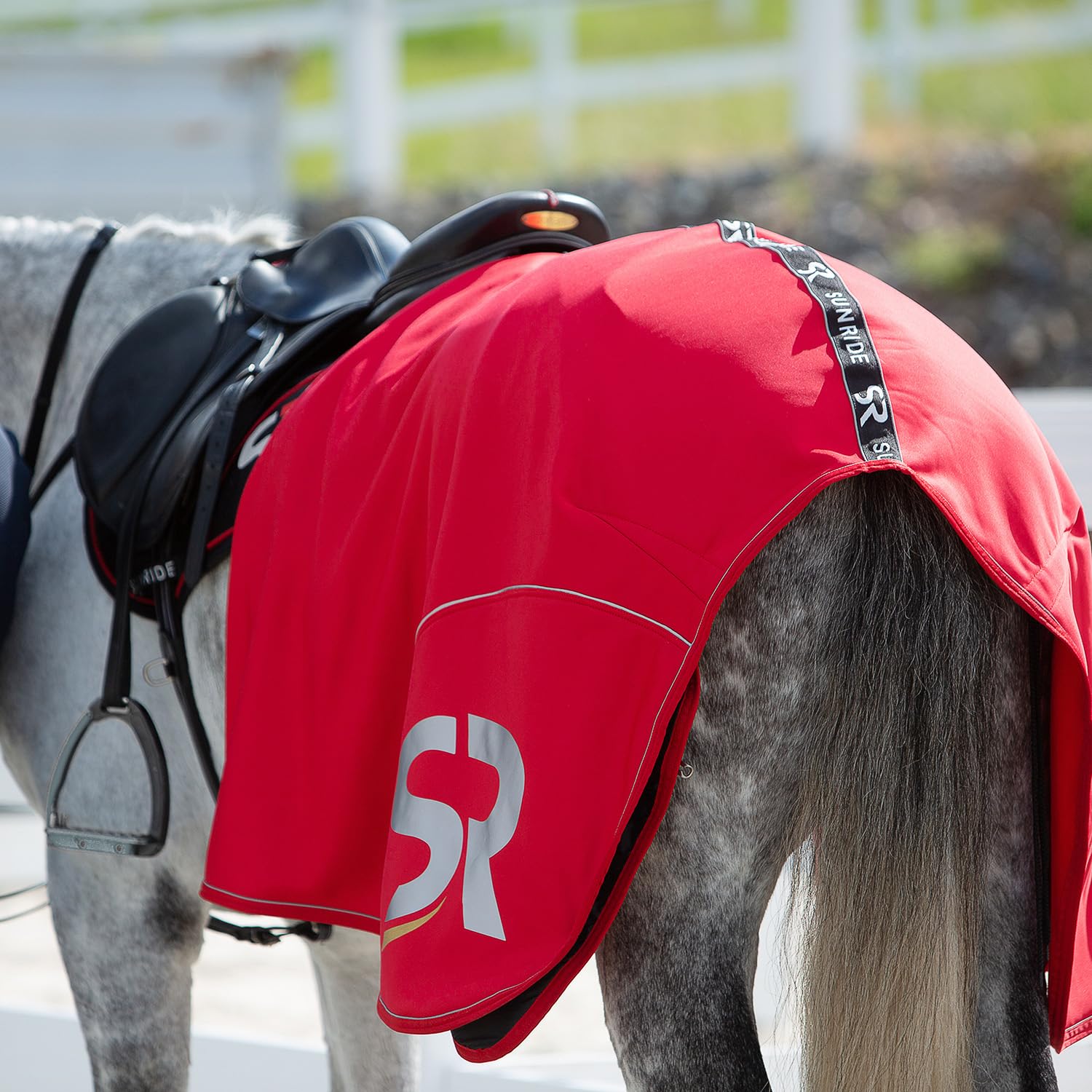 SUNRIDE Manta refrescante para Caballos (Boston) Fabricada en Softshell con Forro Polar - Secado rápido, Reflectante y Repelente a la Suciedad (165 cm, Rojo)