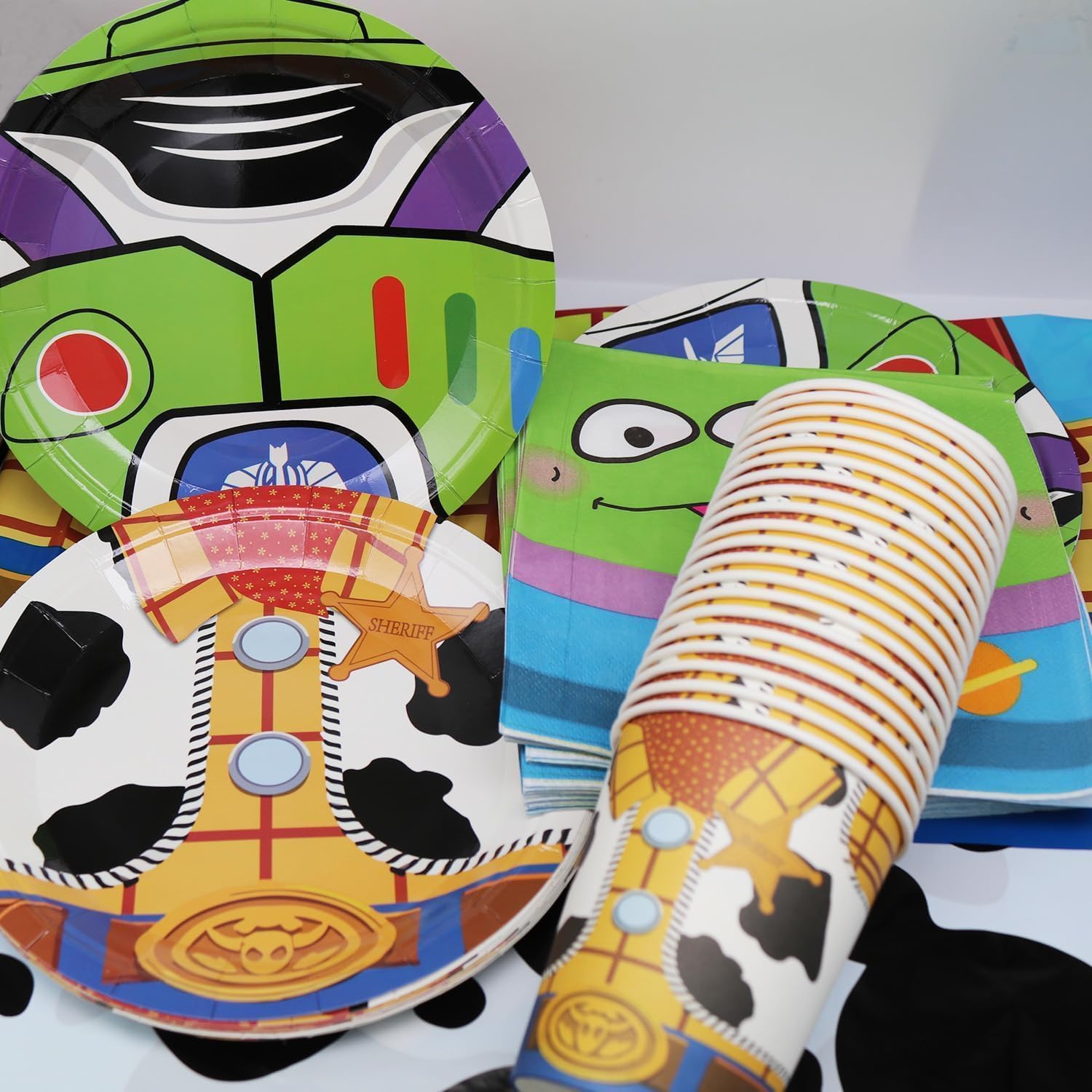Set di 61 pezzi di stoviglie per feste Toy Story, decorazioni per feste di compleanno per bambini, comprensivo di bicchieri, piatti, tovaglia e tovaglioli, per 20 ospiti