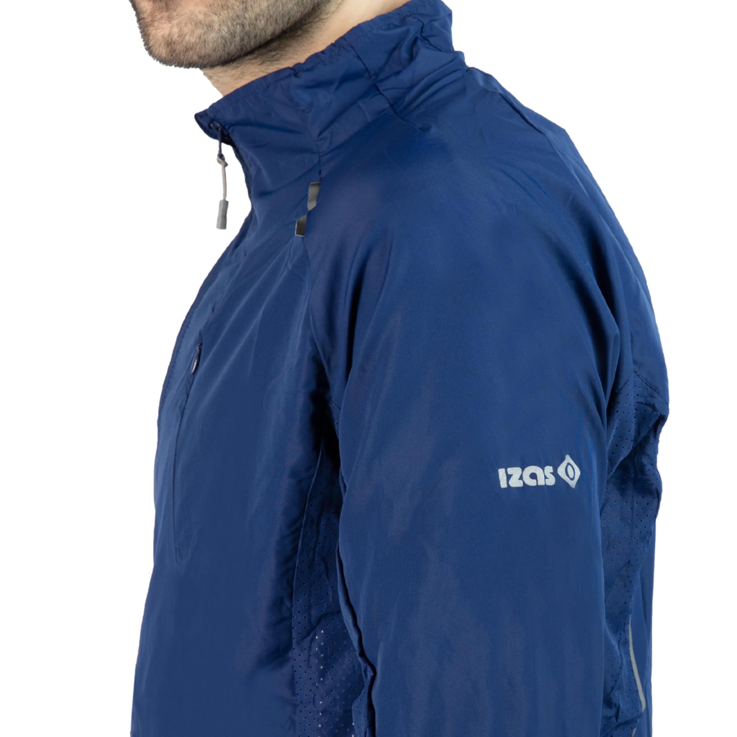 Izas Brezel Chaqueta Ligera Hombre Running Trekking AWPS DRY Coolspeed Corte Ajustado Mangas Anatómicas Ventilación Reflectantes