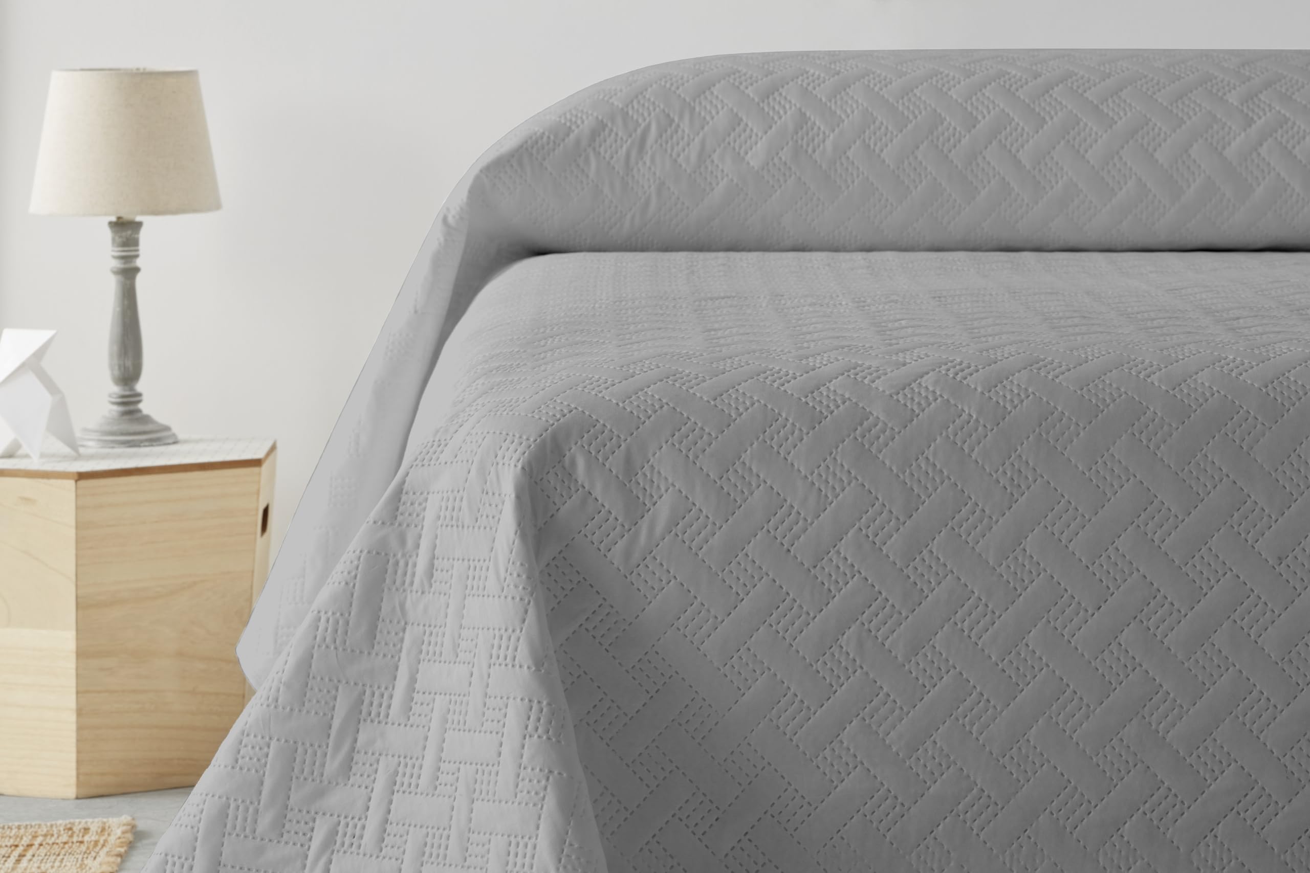 Degrees Home Liso – Couvre-lit Fin Multi-Usage (250x260) – Dessus de Lit 2 Personnes Uni en Microfibre Douce et Légère pour Toutes Saisons – 100% Microfibre de Haute Qualité