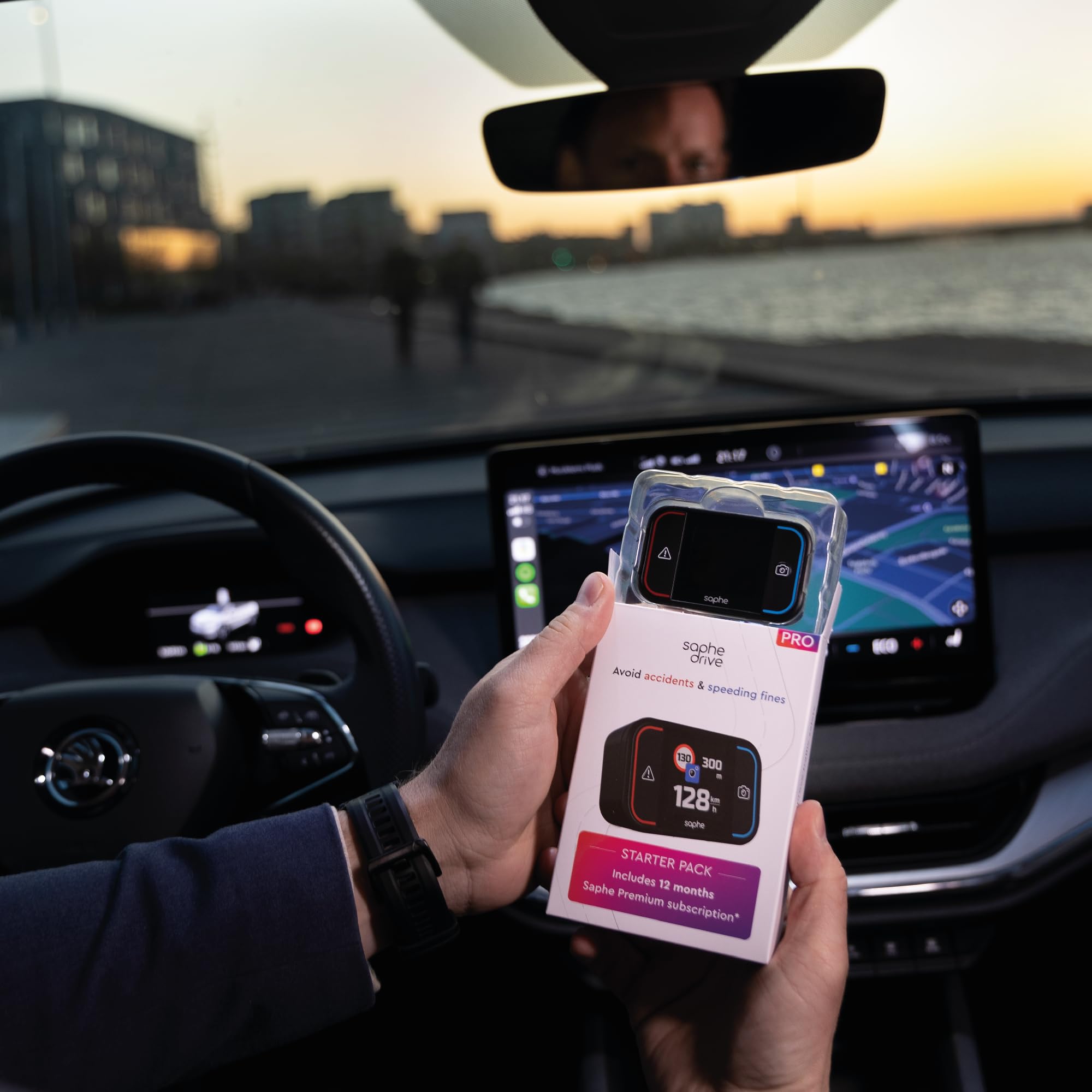 Saphe Drive Pro Blitzerwarner für das Auto mit Farbdisplay – CarPlay und Android Auto kompatibel – Zeigt Blitzer und Gefahren – Daten von Blitzer.de – Inkl. 12 Monatsabo