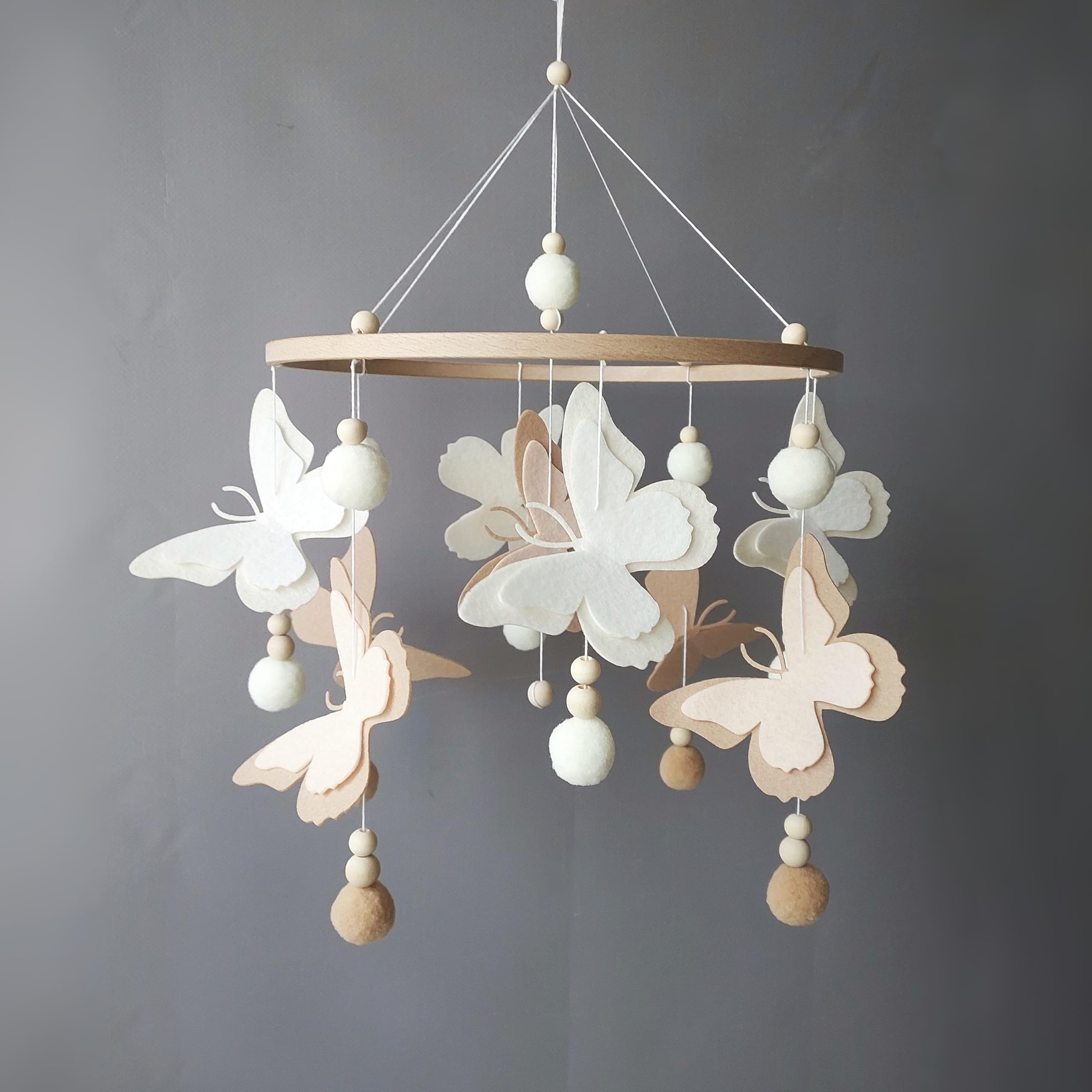 Baby Mobile con farfalle in feltro e pompon – Mobile in legno fatto a mano in tonalità neutre beige e marrone – perfetto per culla o decorazione della cameretta dei bambini