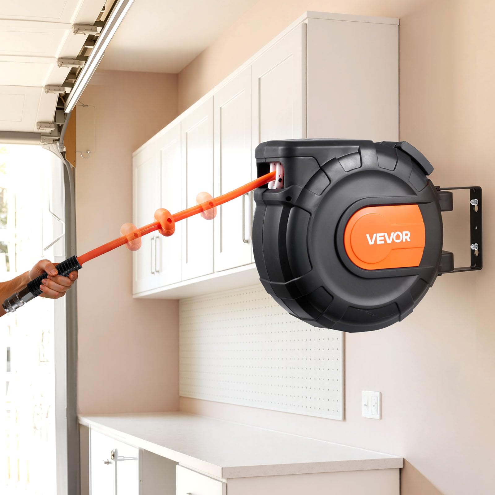 VEVOR Avvolgitubo per Aria Compressa Retrattile, Tubo Flessibile in PVC da 20 m x 9,5 mm, Massimo 300 PSI, con Riavvolgimento Automatico e Cavo da 2 m, Montaggio a Parete Girevole per Garage
