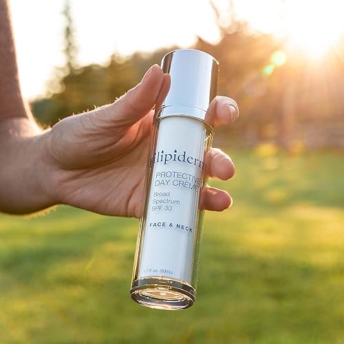 Miniatura 10 de Trilipiderm Crema de día mini de 0.5 onzas, protección SPF 30 de amplio espectro y ácido hialurónico antienvejecimiento para llevar todo el día,