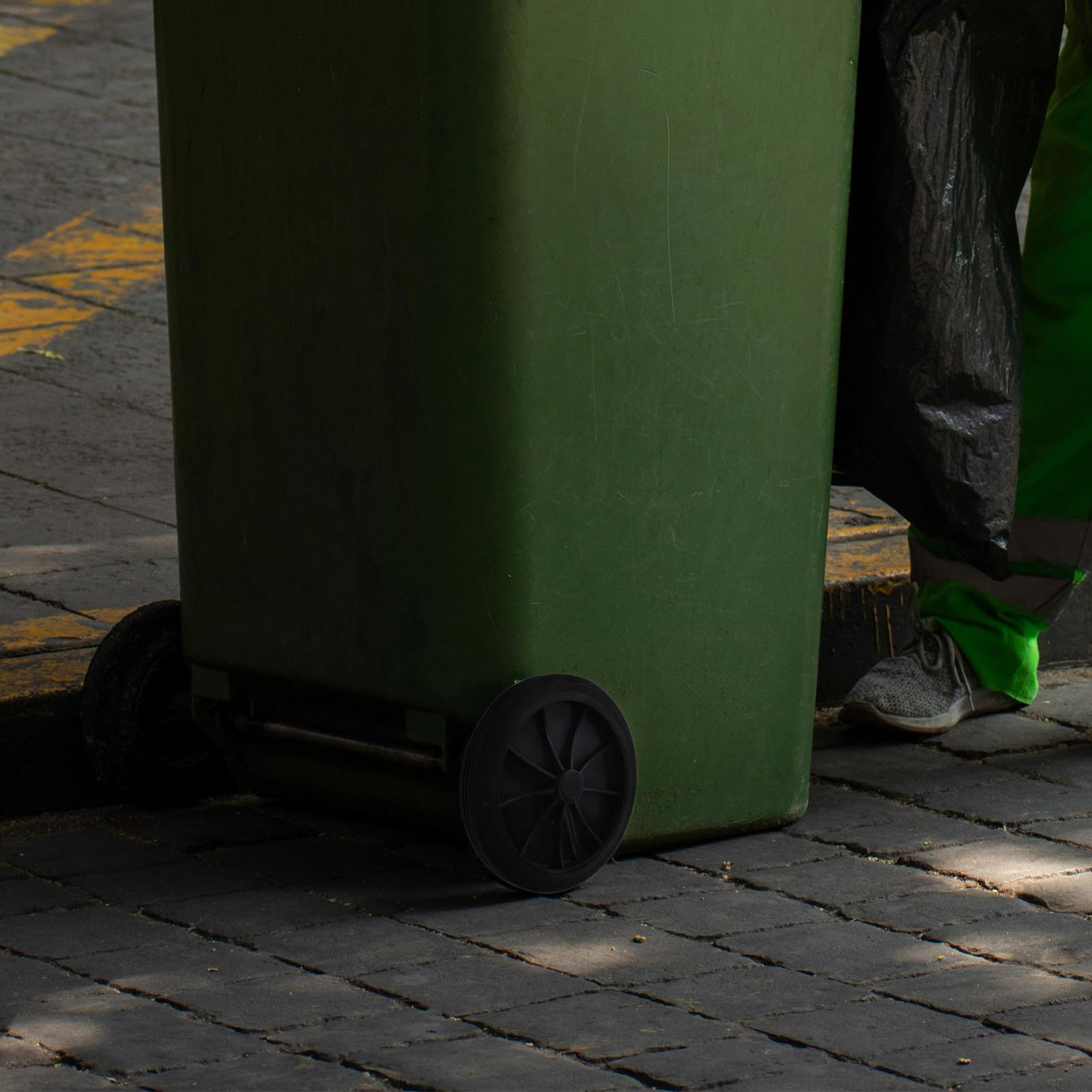 CLISPEED 2 Pezzi Ruote di Ricambio per Bidoni Spazzatura Nero in Plastico Foro di 2,3cm Facili da Manutenere e Sostituire per Contenitori Rifiuti ed Esterni