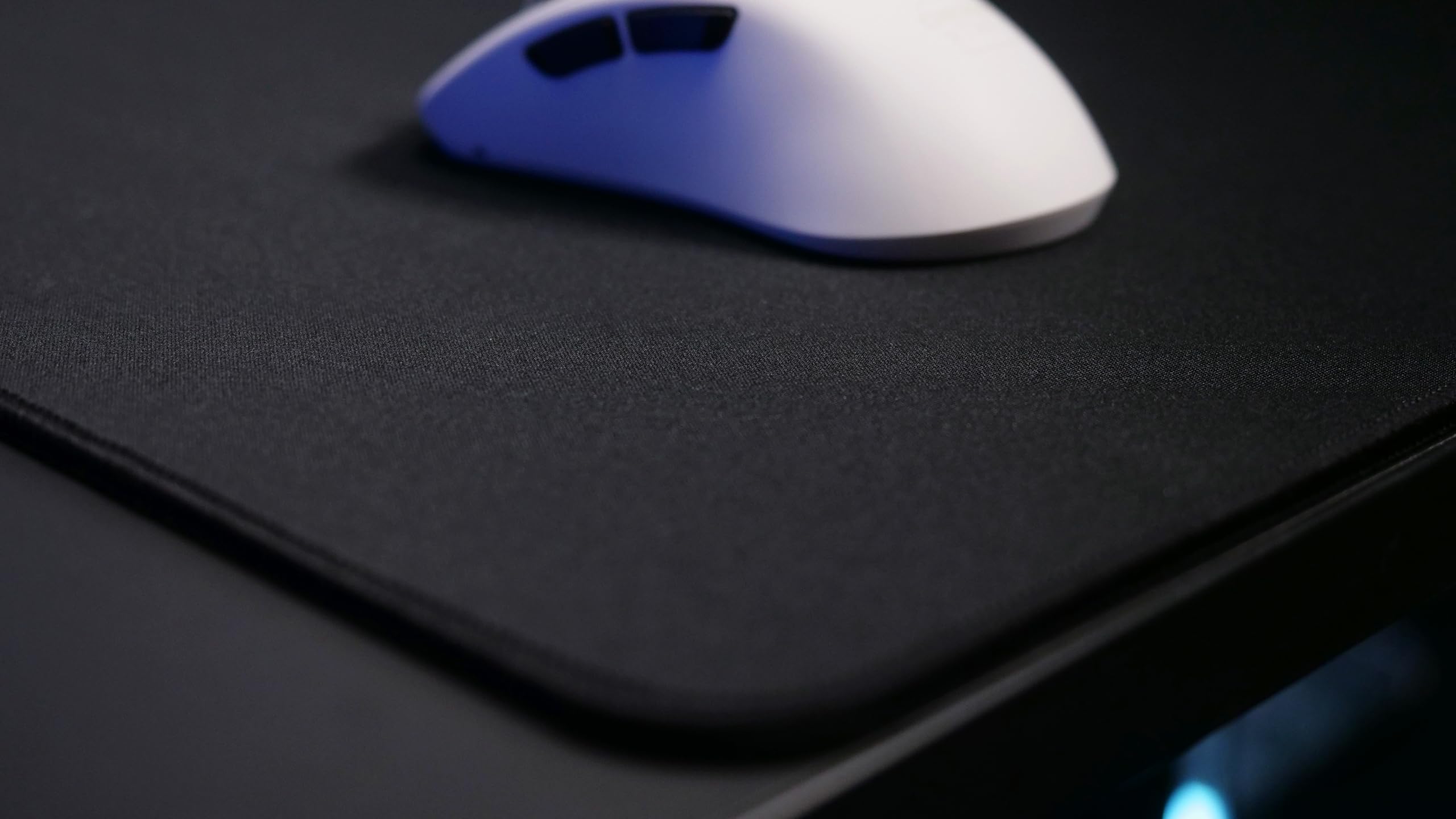 CHERRY XTRFY GP5, Podkładka pod mysz do gier M (320 x 270 x 3 mm), Gładka Podkładka Zapewniająca Precyzję, Przeszywane Krawędzie, Antypoślizgowa, Czarny