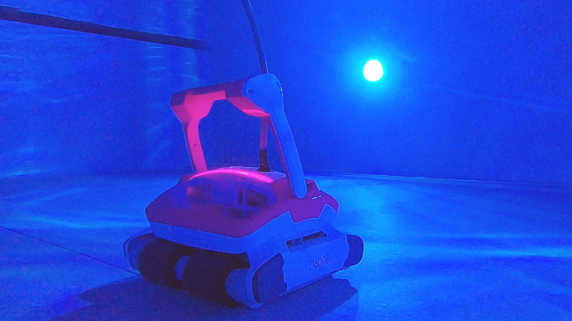 BWT Robot basenowy D400 – automatyczny odkurzacz basenowy do podłogi, ścian i linii wodnej, z systemem filtracyjnym, inteligentna nawigacja, różowe oświetlenie LED, do basenów do 10 m, długość kabla