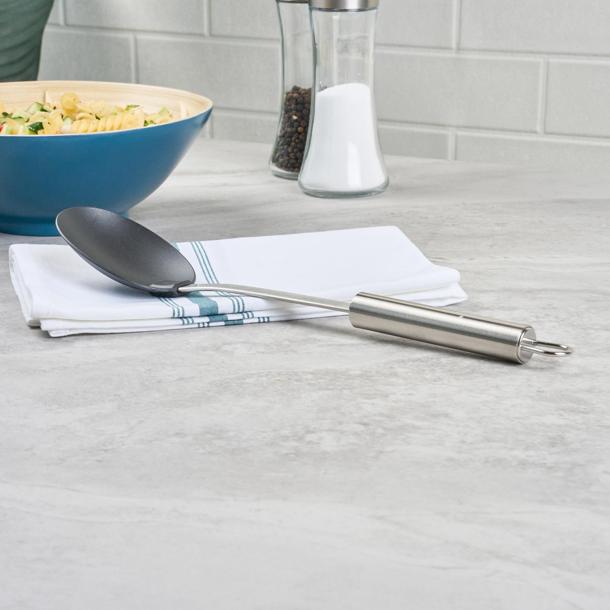 Restaurantware - Cuchara estándar alemana, 1 cuchara de servir sólida de alta resistencia, mango ergonómico de acero inoxidable, lavavajillas, cuchara de servir de nailon negro, para eventos de
