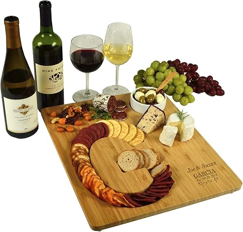 Picnic at Ascot Tablero de quesoembutidos de bambú personalizado personalizado con un surco fresado en forma de letra para galletas  Incluye salsa