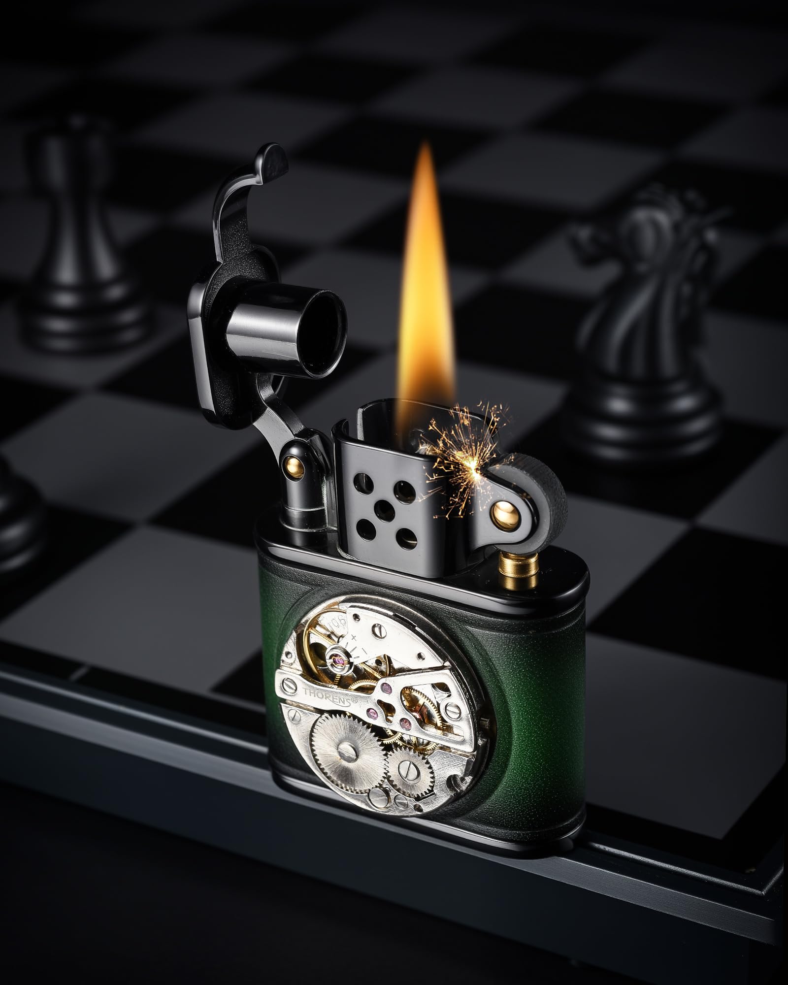 Briquet à kérosène en Laiton Suisse Fait Main avec Mouvement mécanique incrusté et Cuir de Vache – Coupe-Vent – Vintage – pour extérieur – Classique – Cadeau pour Homme – Thorens Vert et Noir