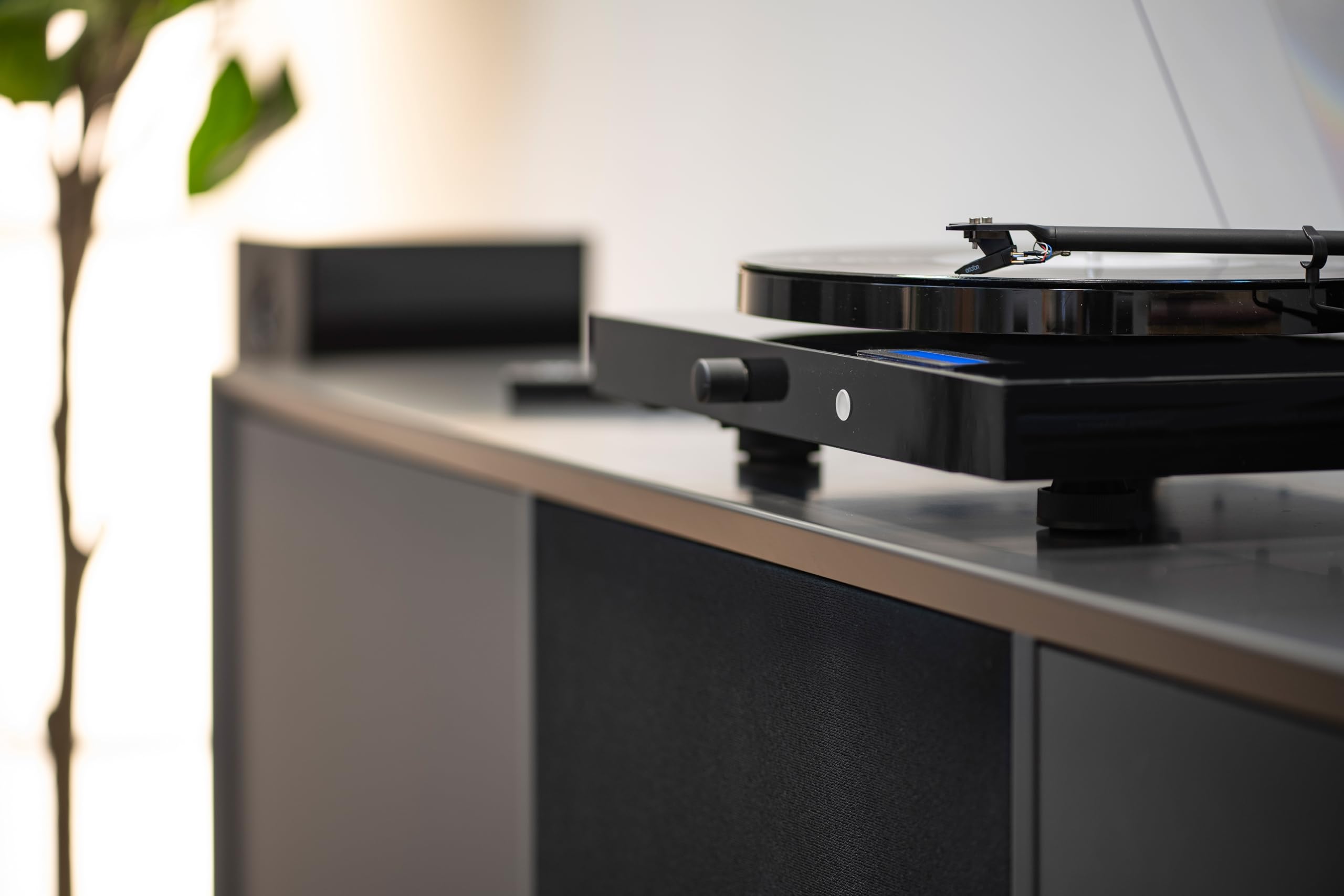 Pro-Ject Juke Box E1 HiFi Set, Audiophiles Plattenspielersystem mit Lautsprechern, BT Streaming, Line Input, Fernbedienung (Schwarz)