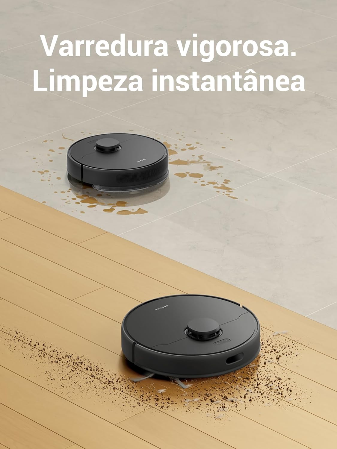 Imagem superior de um robô aspirador em um piso de cerâmica e madeira. Imagem superior de um robô aspirador em um piso de cerâmica e madeira.