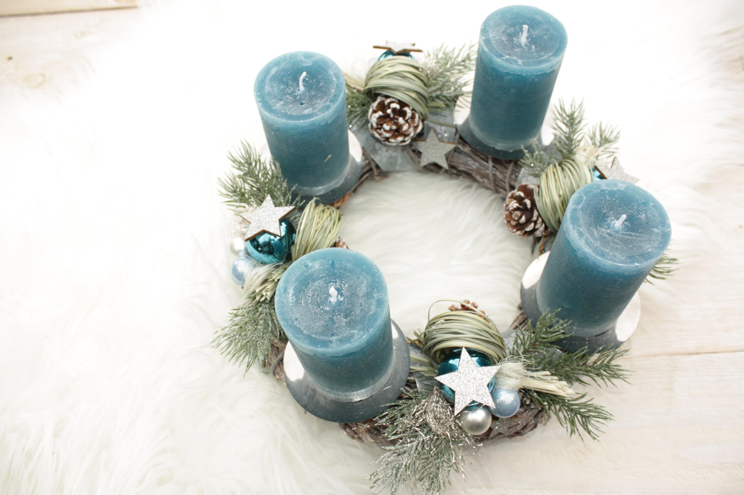 Adventskranz D30cm, Azurblau Silber | Durchgewachst
