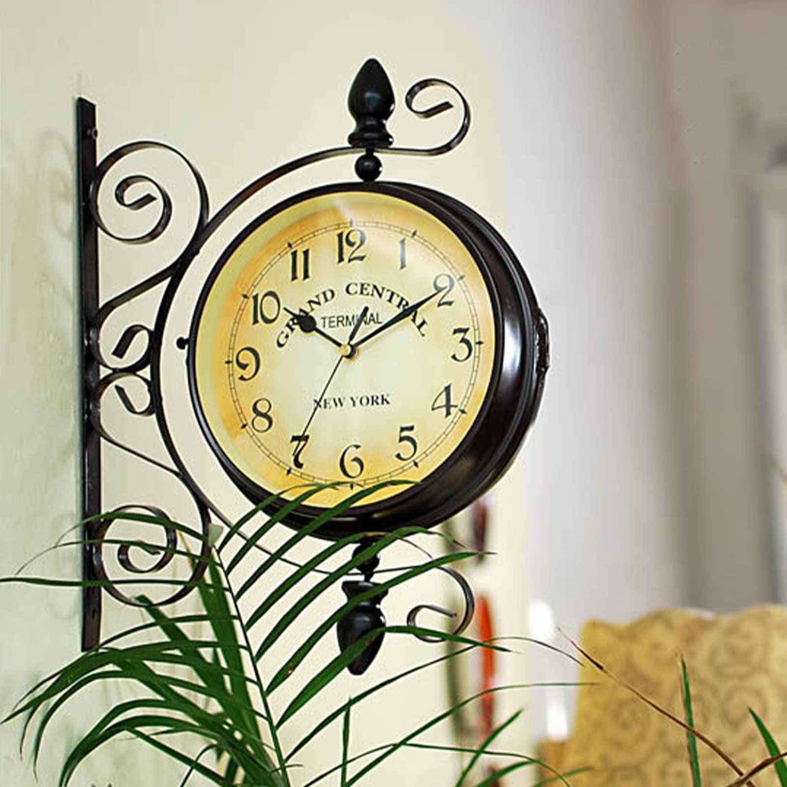 Horloge Murale Double Face Style rétro Antique Horloge Murale de Gare avec Design en Fer forgé, Horloge à Piles avec Chiffres Arabes Style rétro Horloge de Jardin pour Gare, Couloir ou Jardin