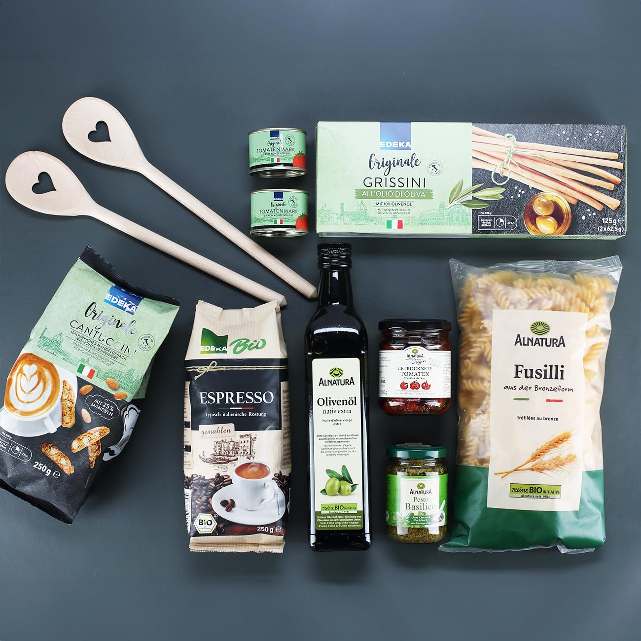 Herz & Heim® Gefüllter Präsentkorb mit Nudeln, Grissini und anderen Köstlichkeiten (Golden Age)