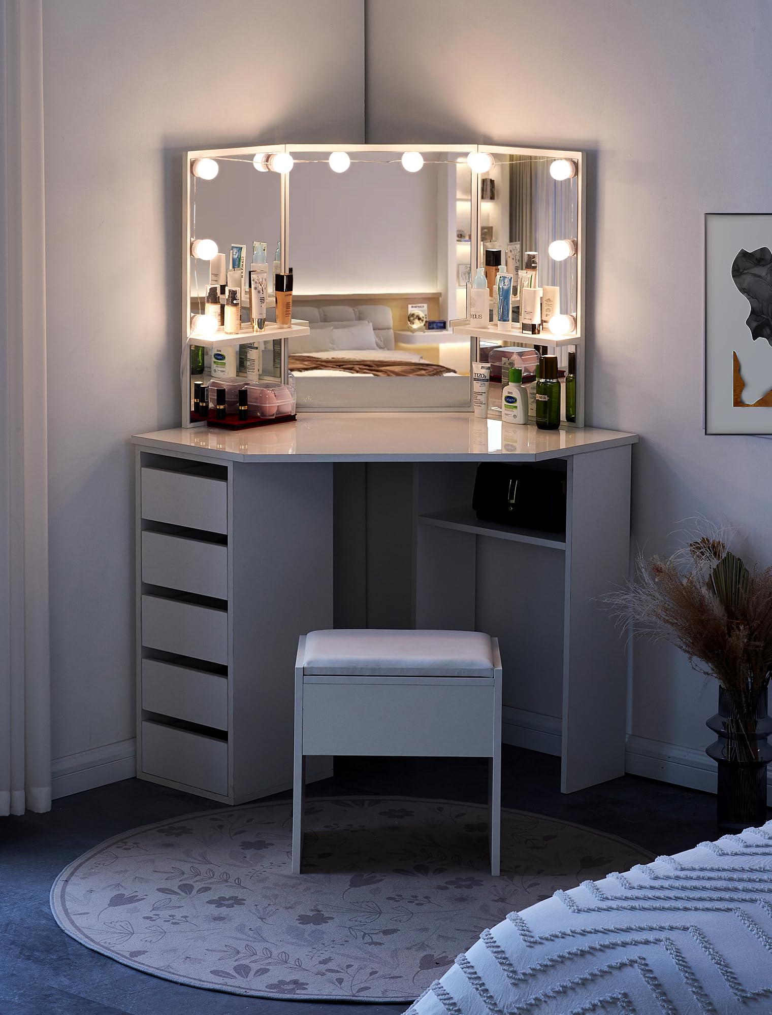 TUKAILAi Toeletta con Specchio Tre Lati, Toeletta da Trucco Moderno con Luci LED y Sgabello, Tavolo da Trucco Angolare Bianco con 5 Cassettis e 2 Mensole Aperte 114 * 61 * 140cm Camere da Letto