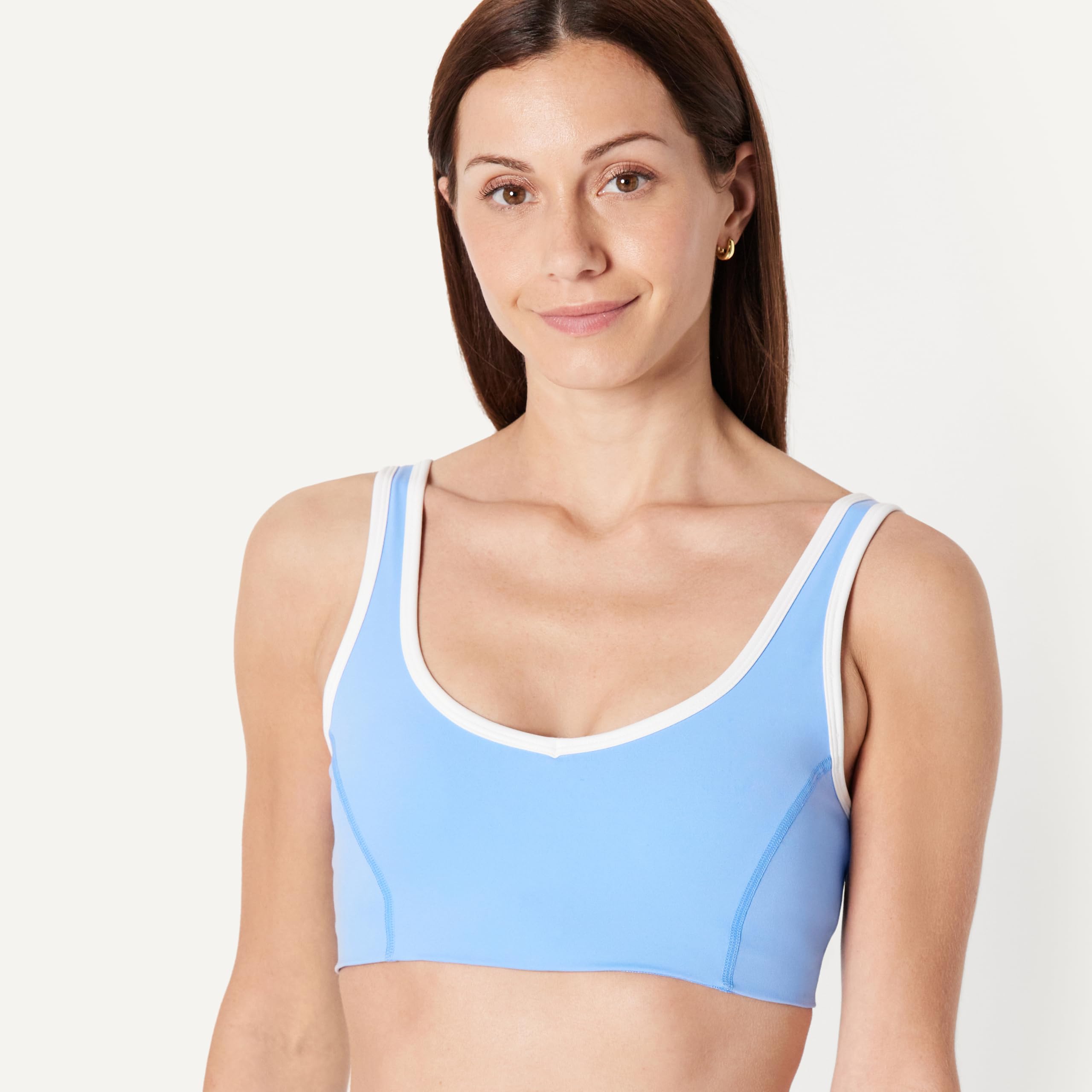 Amazon Essentials Mujer Sujetador Deportivo FormFlex, Suave y Ligero, con Cuello en V y Ribete en Contraste