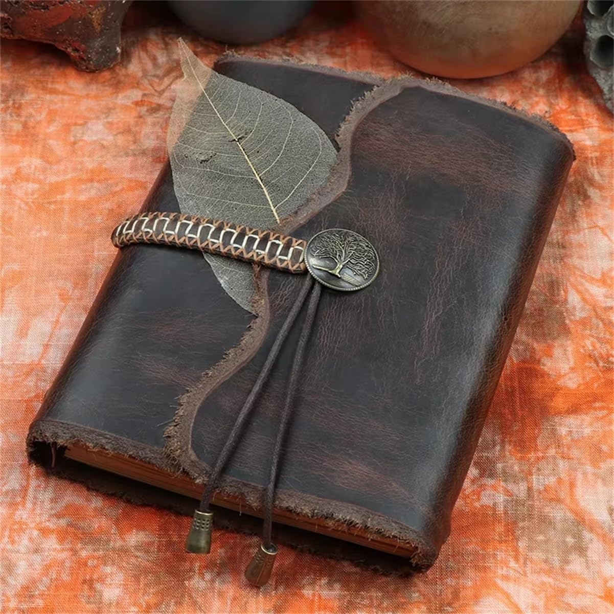 Handgemachtes Leder-Journal mit Lebensbaum-Prägung – Vintage Umschlagverschluss – Retro-Antik Stil Skizzenbuch for Männer & Frauen – Ideal zum Schreiben, Reisen, Poesie & als Geschenk(B,A4)