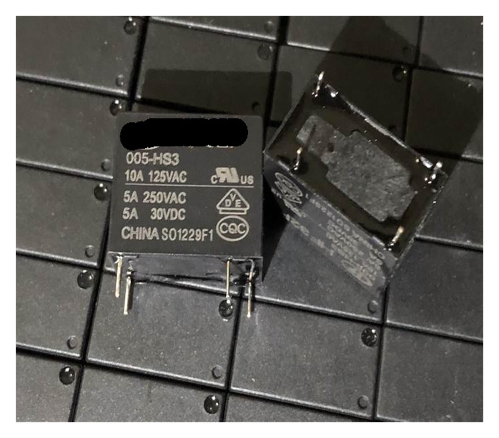 Relé de 4 pines HF32F previene cortocircuitos por sobrecarga en placas PCB 2