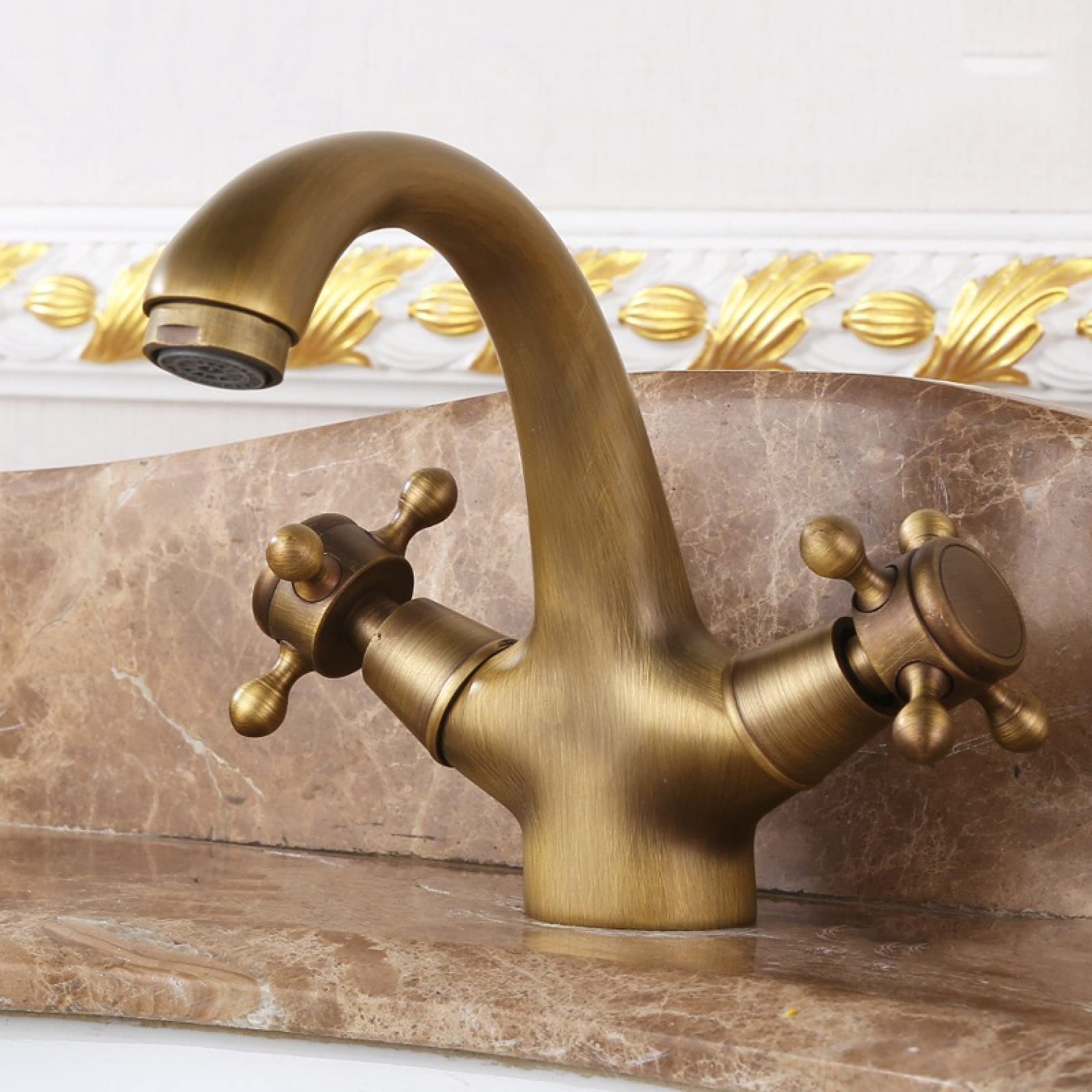 Robinet de lavabo de salle de bain pour remplacer un mitigeur moderne usé