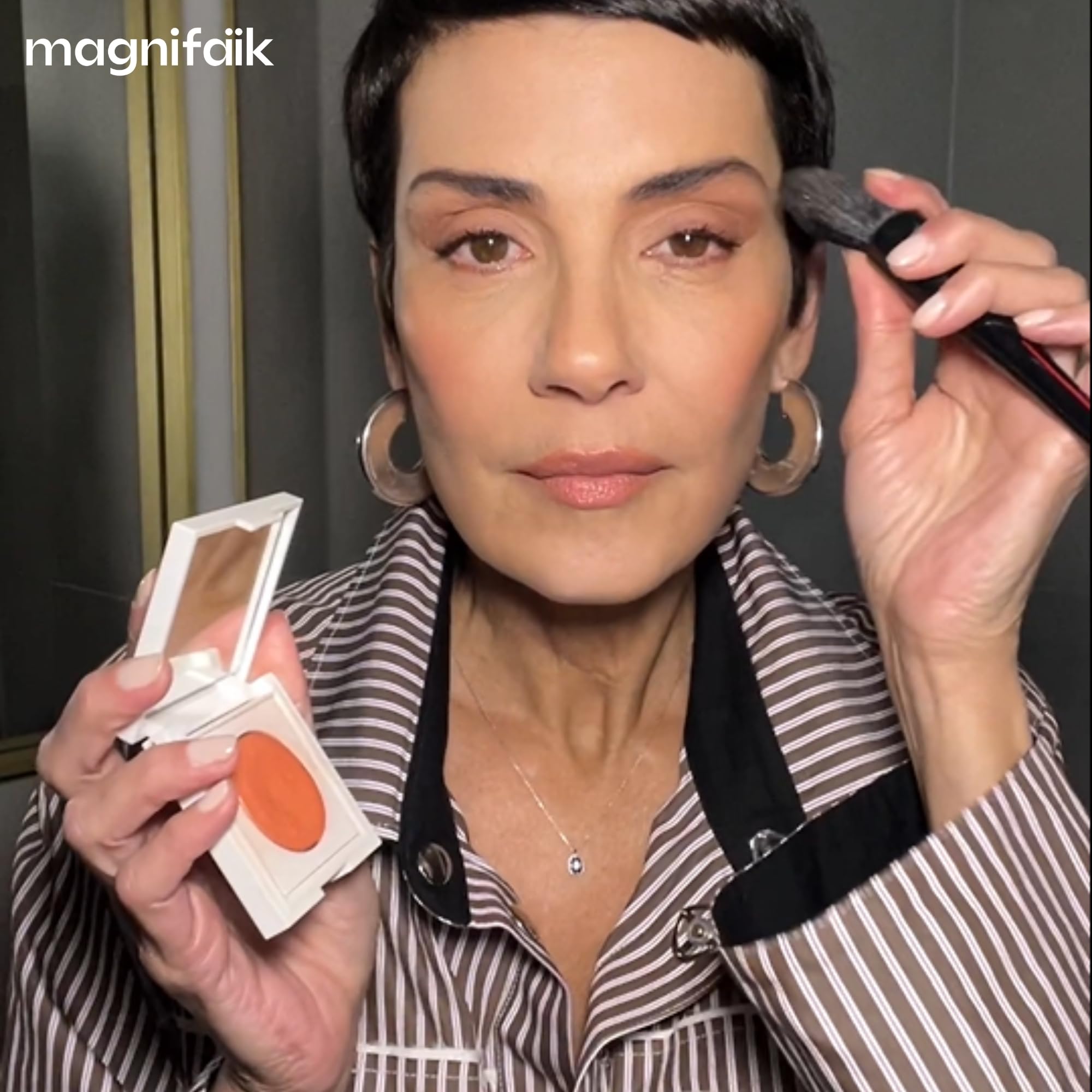 Magnifaïk - Blush - Teinte LAMBADA : orangé abricot - Texture novatrice entre crème et poudre - Résultat naturel sans démarcation - On est dans la couleur !