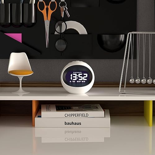 Miniatura 3 de NEWGATE Reloj despertador Centre of The Earth  Reloj LCD digital retro redondo  Blanco  Ideal para mesita de noche, escritorio o estante  Accesorio