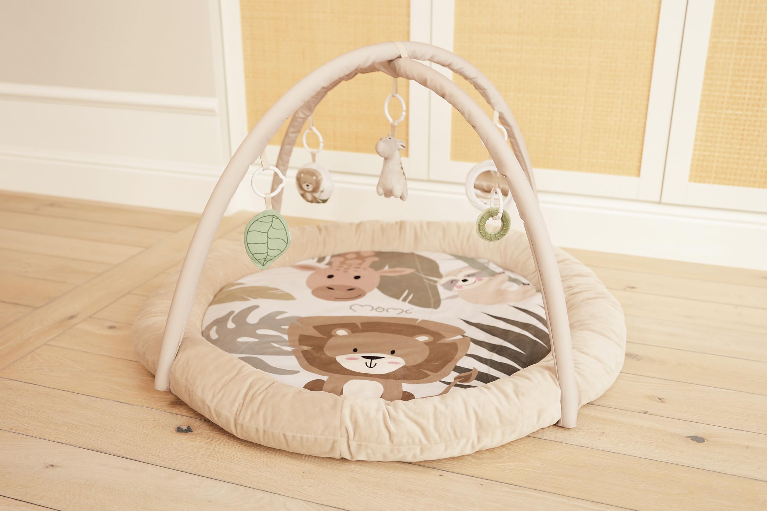 MoMi LUANI Arco de juego con alfombra para gatear, Ø 72 cm (interior), borde alto de 10 cm, 6 juguetes lavables: espejo, juguete con chirrido, jirafa de peluche con sonajero, dos mordedores