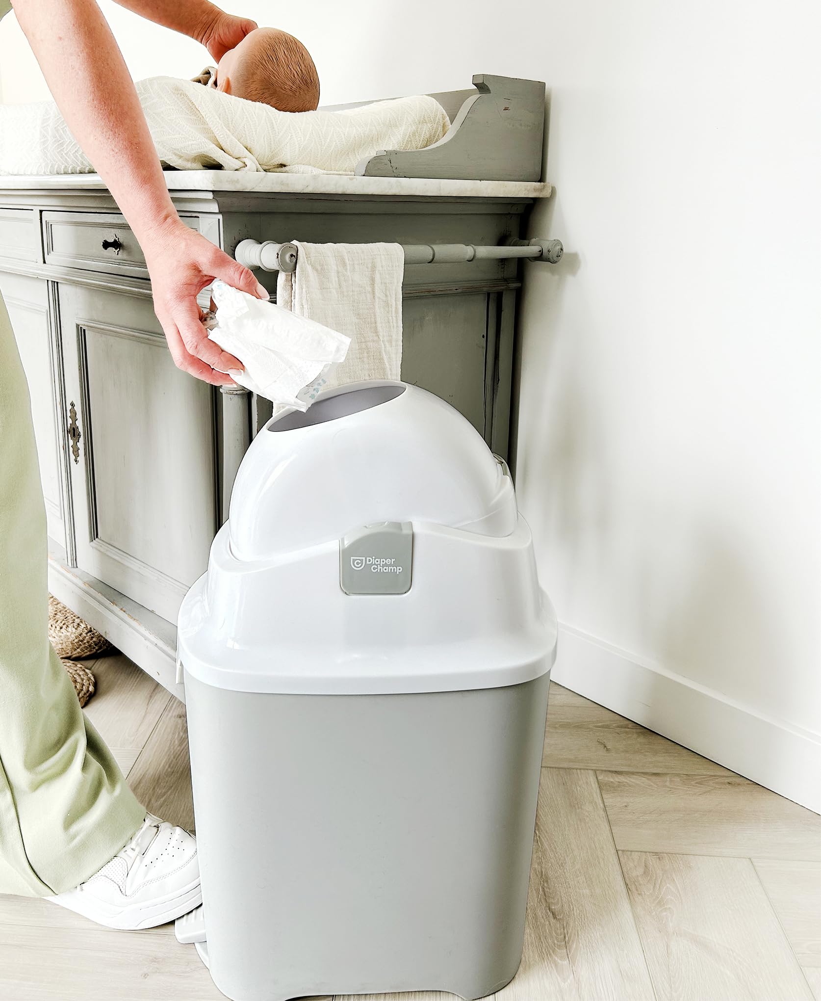 DIAPER CHAMP ONE Standard Handsfree mit Pedal - Windeleimer - geruchsdicht - berührungslose Bedienung - OHNE Nachfüllkassetten - für normale Müllbeutel - für ca. 30 Windeln - silber, weiß