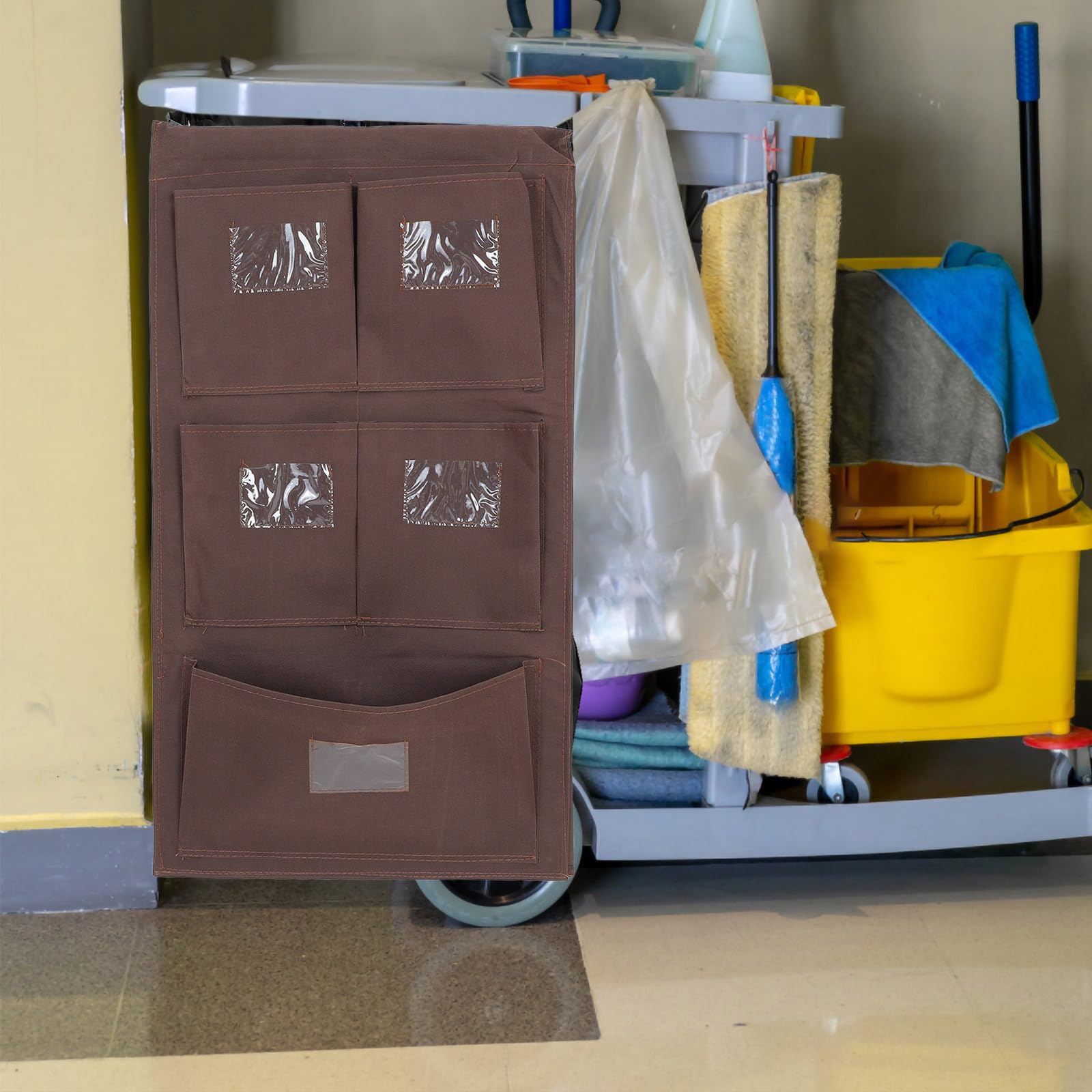 Borsa Organizer per Pulizia a 7 Scomparti, Doppio Lato | Tessuto Oxford Marrone Caffè, per Hotel e Camere, Struttura con Asta in Legno e Gancio Metallico