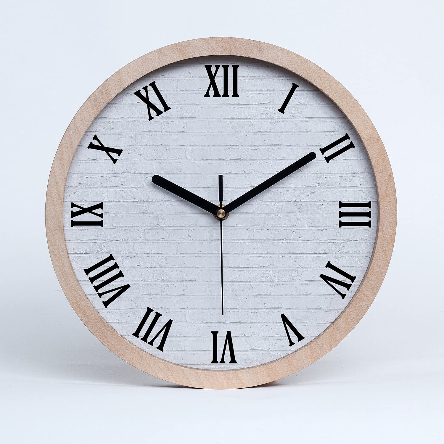 Horloge en bois 30cm Tulup pour habiller un mur vide avec un style brique moderne