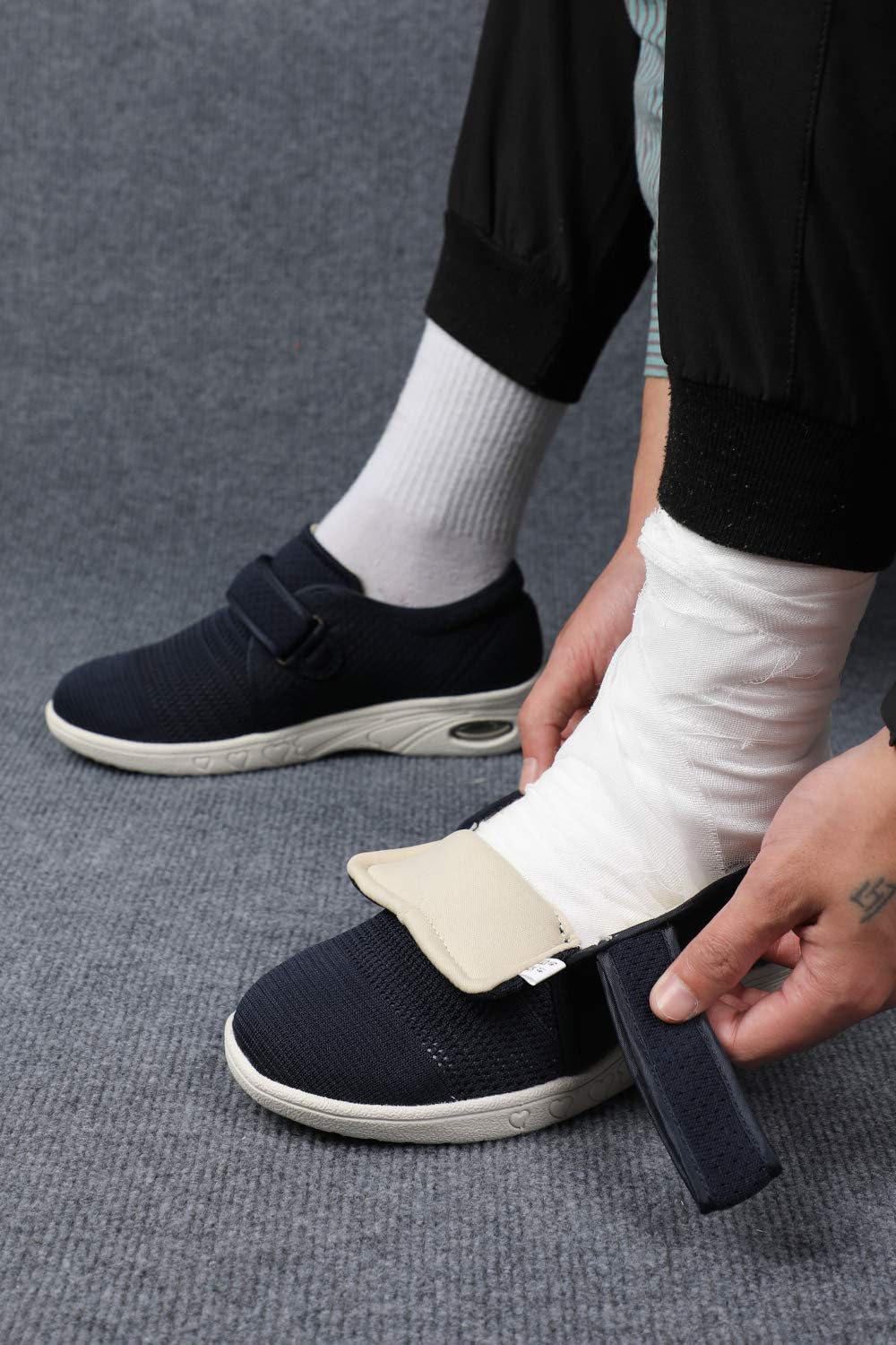 Women's Diabetic Shoes for Women Casual Adjustable Walking Shoes Wide Shoes for Elderly Swollen Feet Non-Slip Air Cushion Bottom Fattening and Widening - Image 6