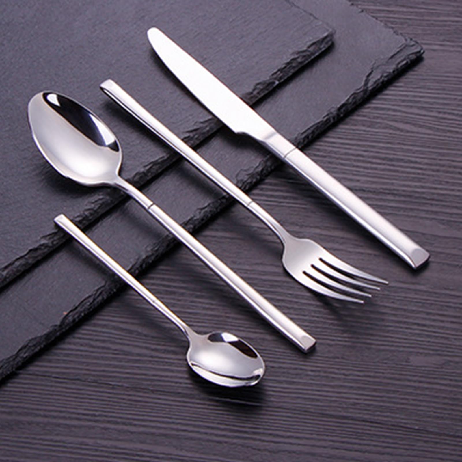 Ce Service de Couverts 16 pièces pour 4 Personnes Comprend Un Couteau, Une Fourchette et Une cuillère de Table à Manche martelé, Le Tout en Acier Inoxydable 18/8 argenté.