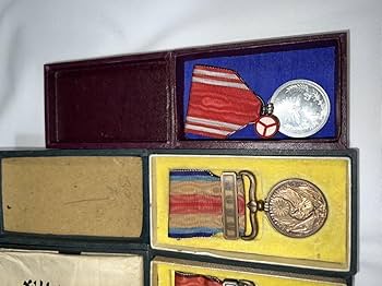 Amazon.co.jp: 勲章 旧日本軍 記章 勲八等白色桐葉章 徽章 支那