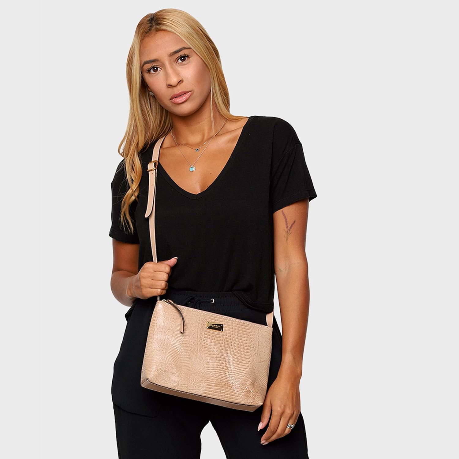 Bolsa Feminina Couro Transversal Mariart Lezard 2190 em promoção! Veja a oferta e mais achadinhos de Bolsas 2 Hoje é o melhor dia para comprar Bolsa Feminina Couro Transversal Mariart Lezard 2190 com aquele preço maroto! Promoção! Aproveite a oferta! 2