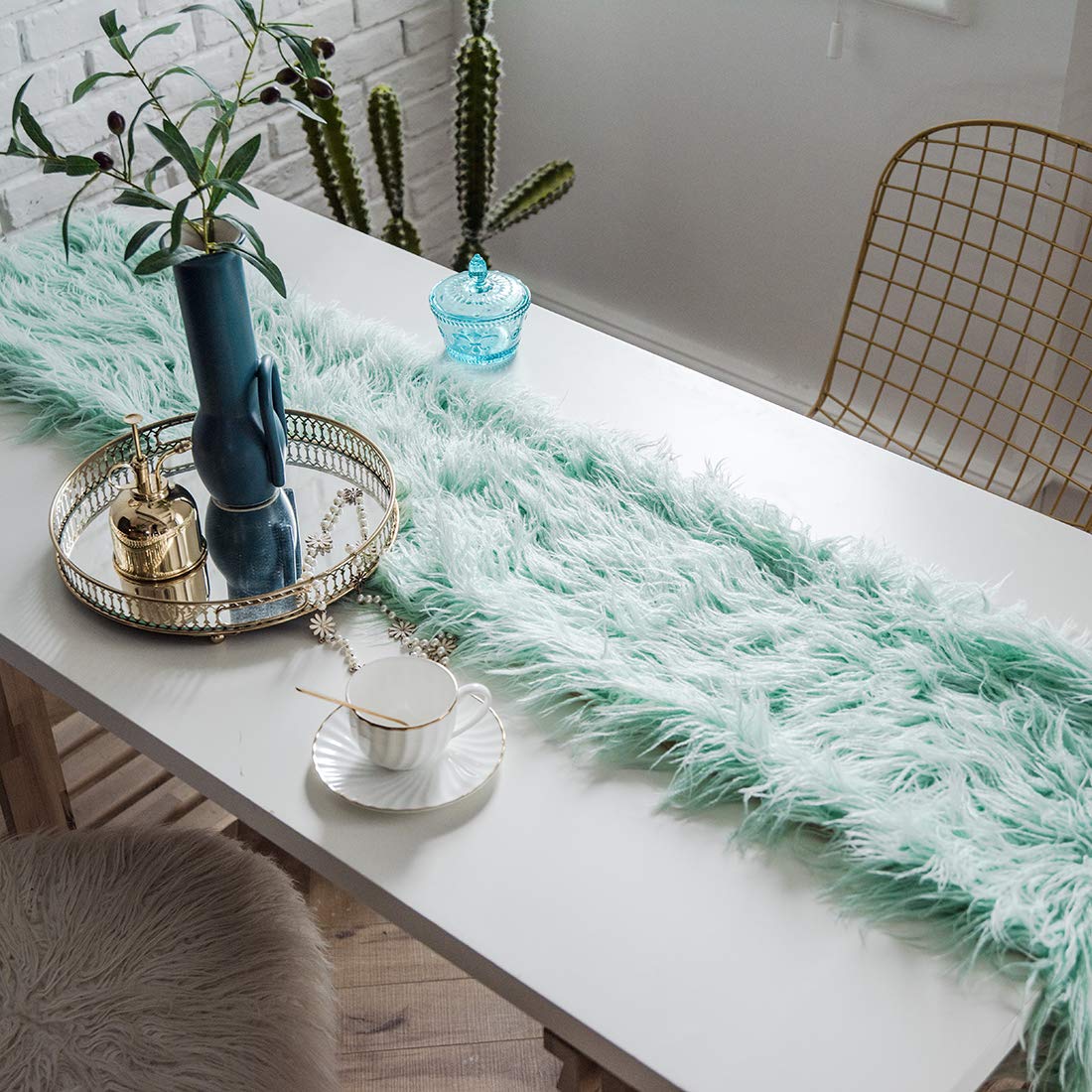 Chemin de table moderne en fausse fourrure à poils longs ultra doux pour maison, cuisine, fête, mariage (bleu clair, 30,5 x 299,7 cm)